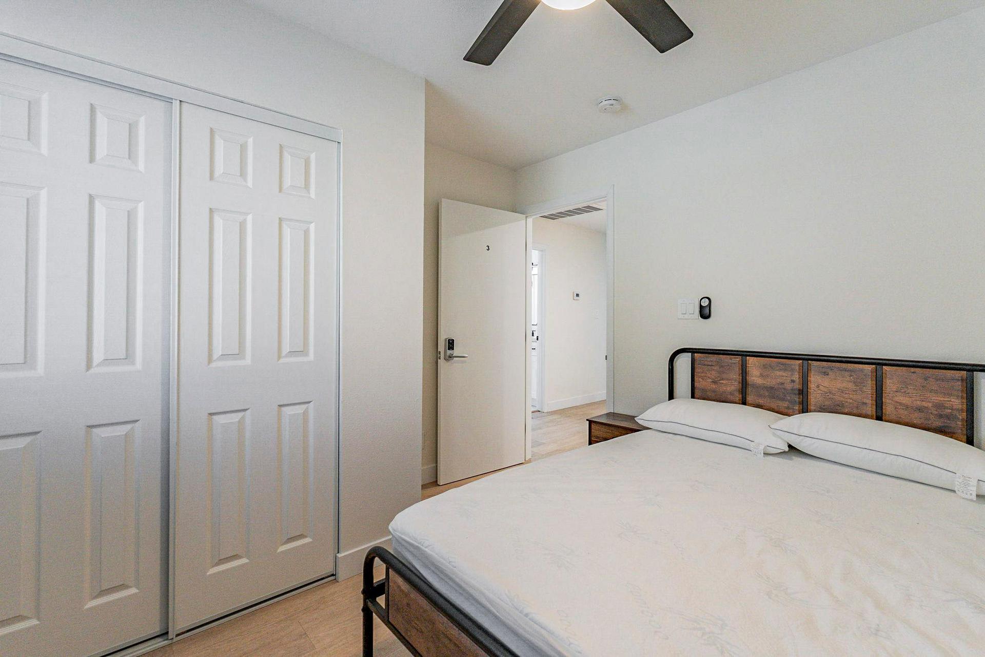 bedroom, detected:ceiling fan, bed