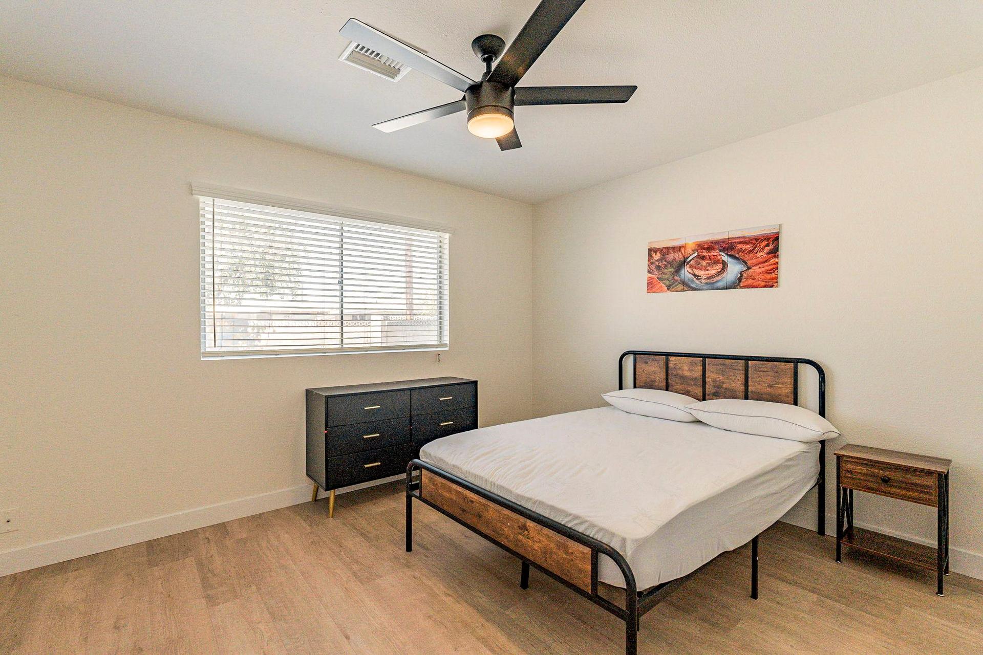 bedroom, detected:ceiling fan, window blind, bed