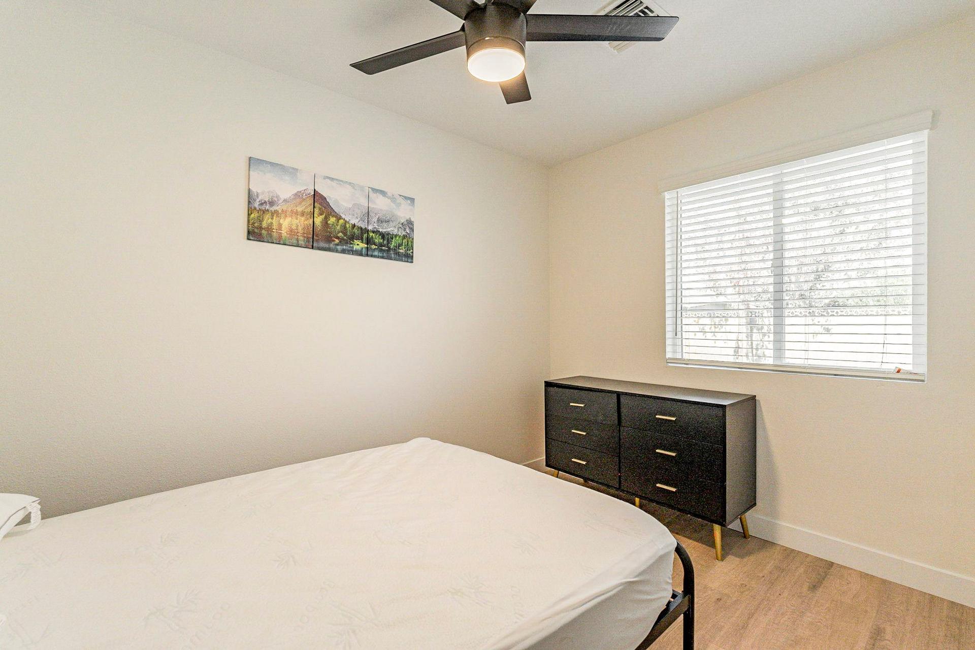 bedroom, detected:ceiling fan, window blind, bed
