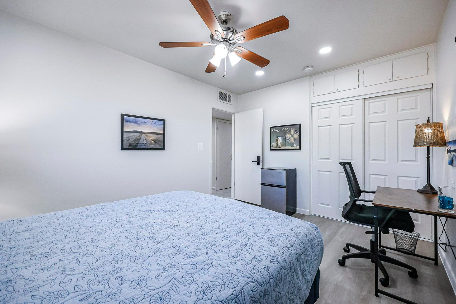 bedroom, detected:ceiling fan, window blind, bed