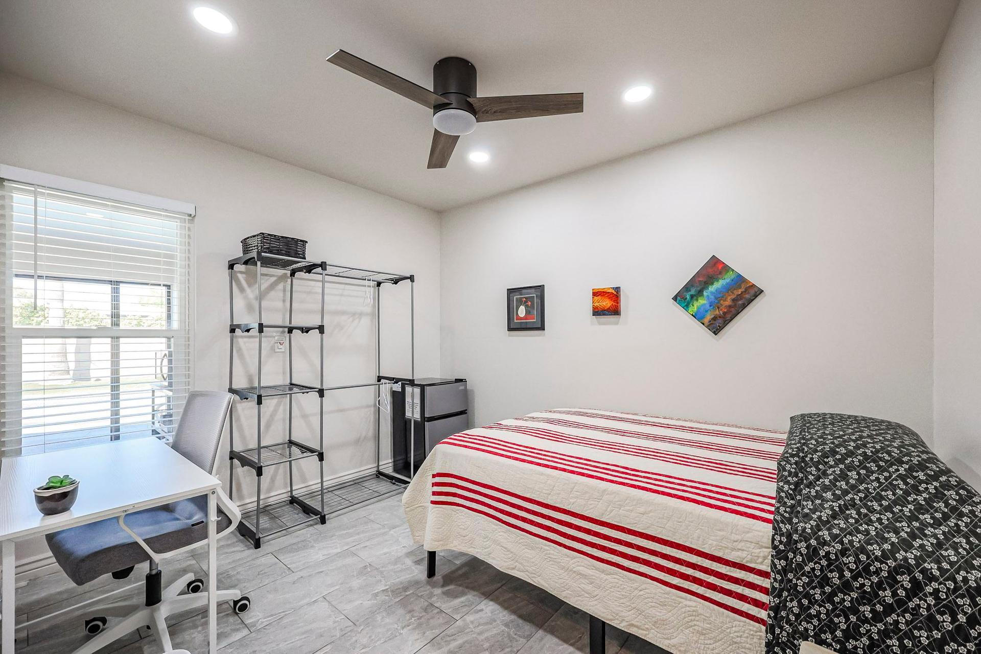 bedroom, detected:ceiling fan, window blind, bed