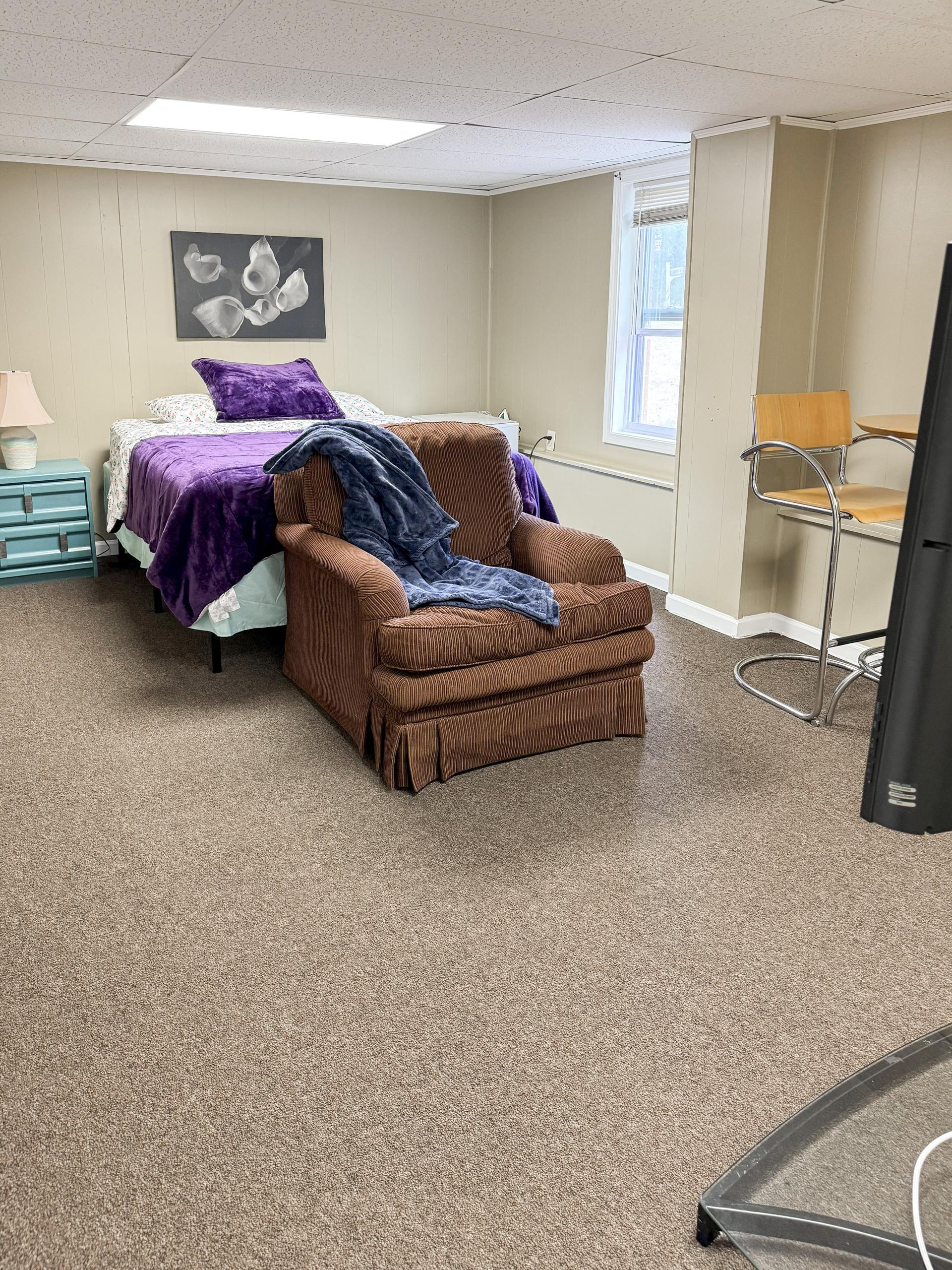 bedroom, detected:carpet, bed