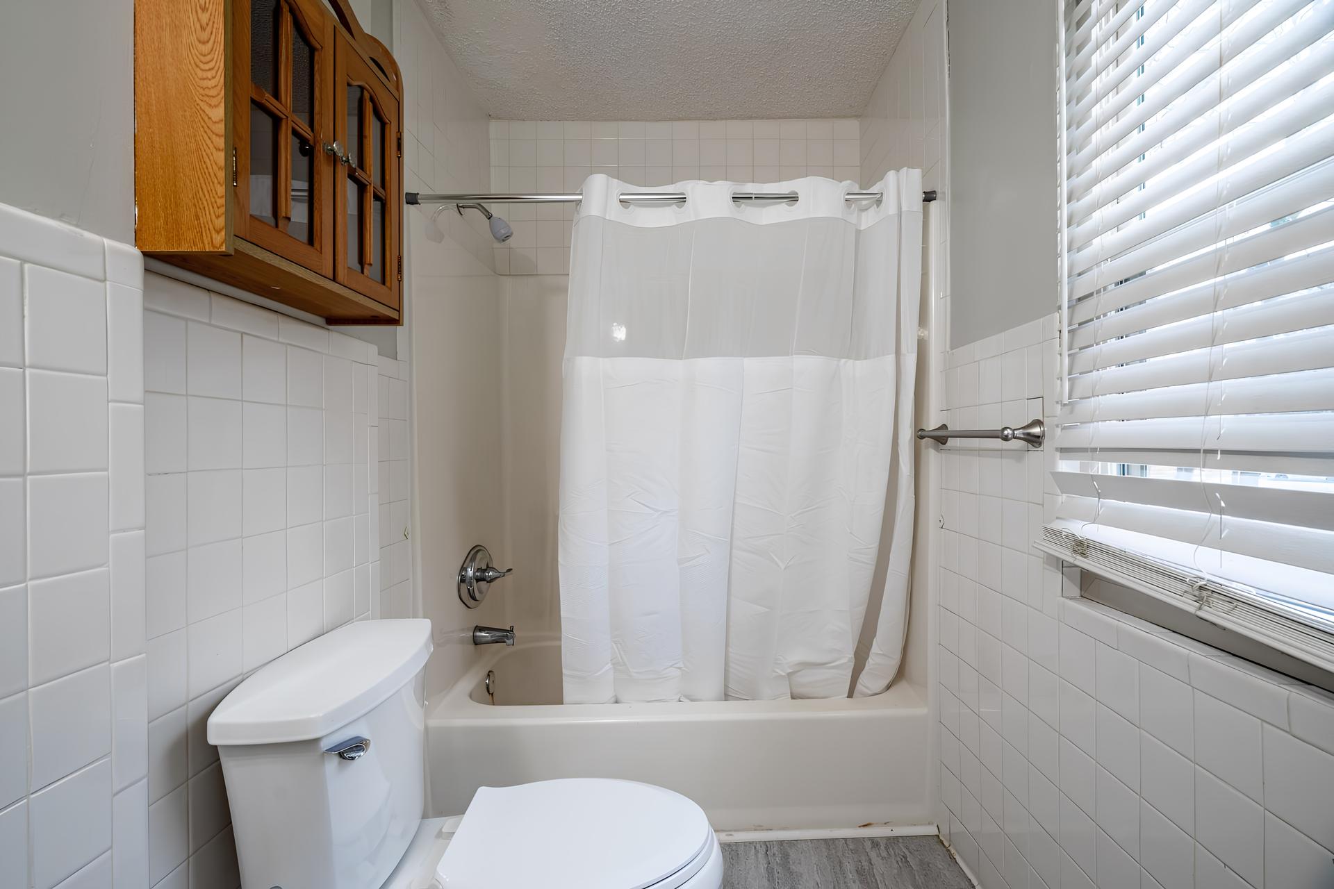 bathroom, detected:bathtub, shower, window blind