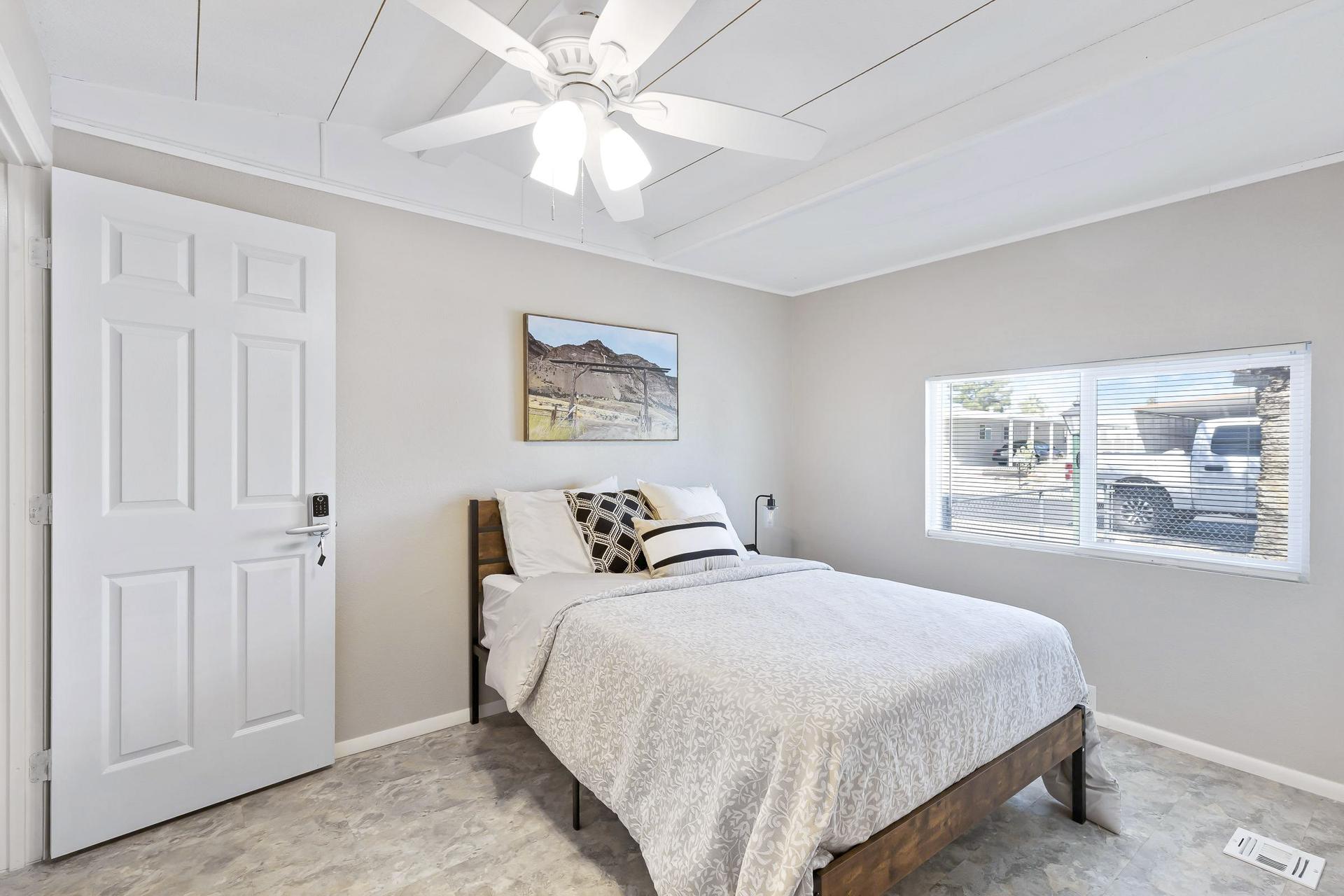 bedroom, detected:ceiling fan, bed, window blind