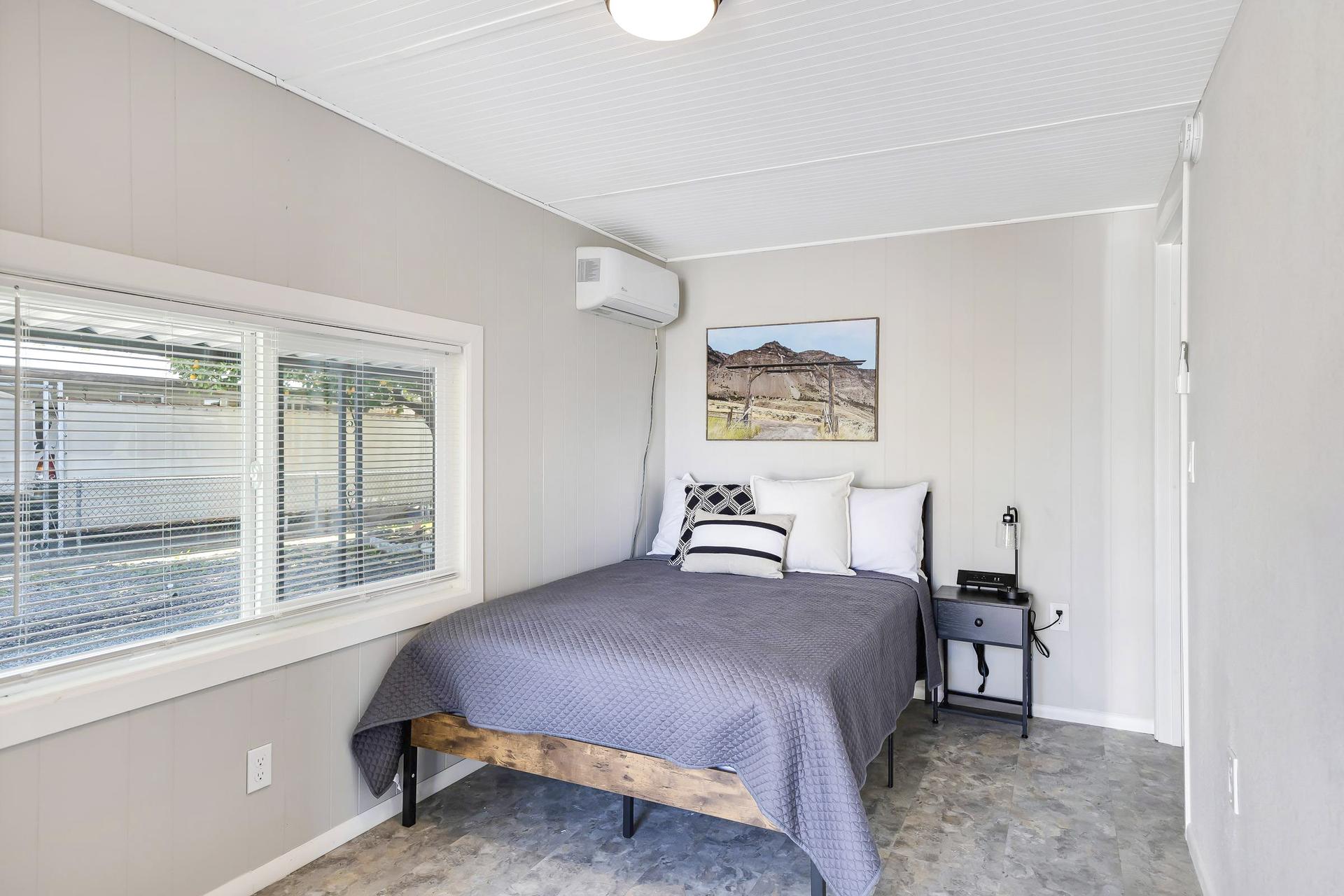 bedroom, detected:window blind, bed