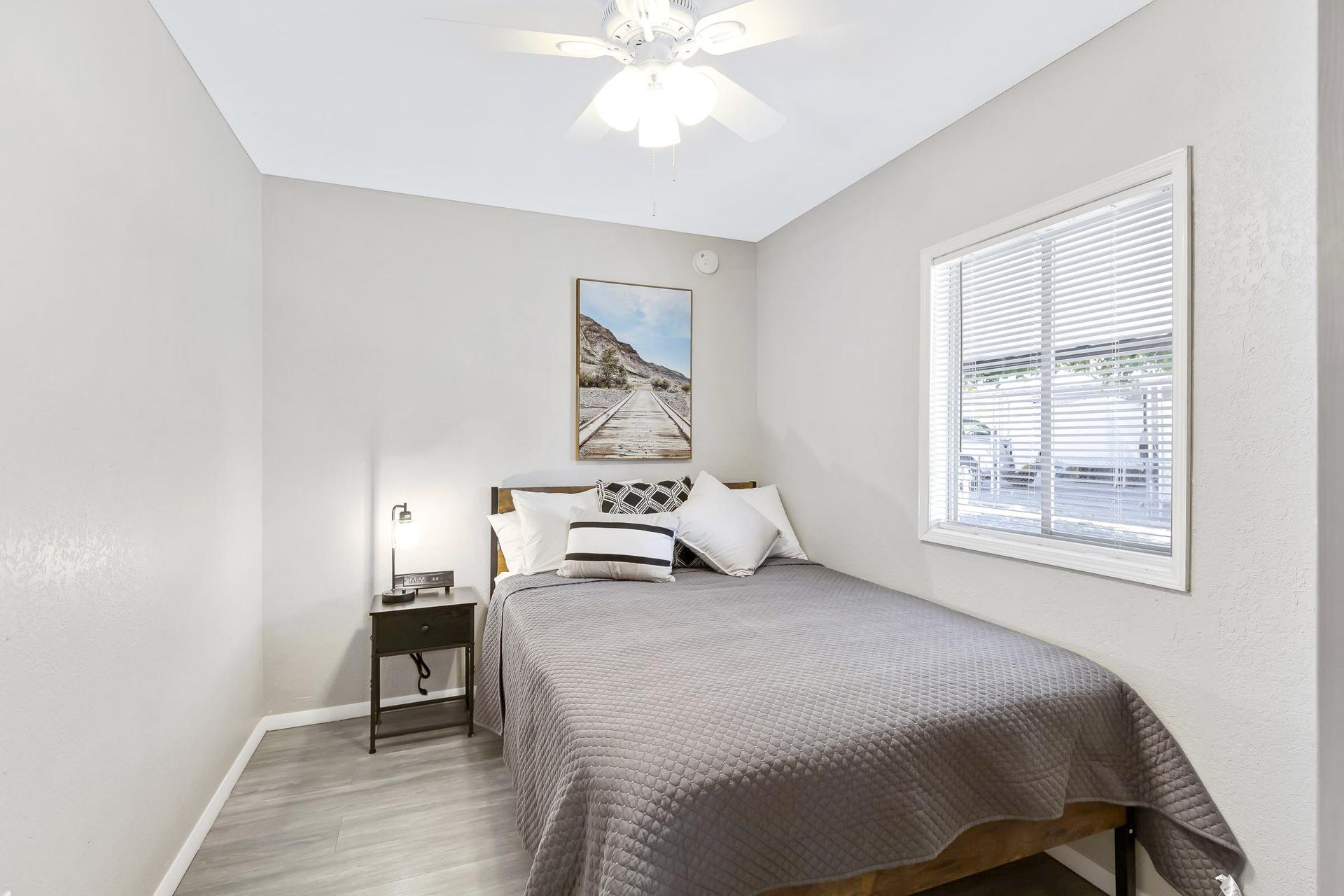 bedroom, detected:ceiling fan, bed, window blind