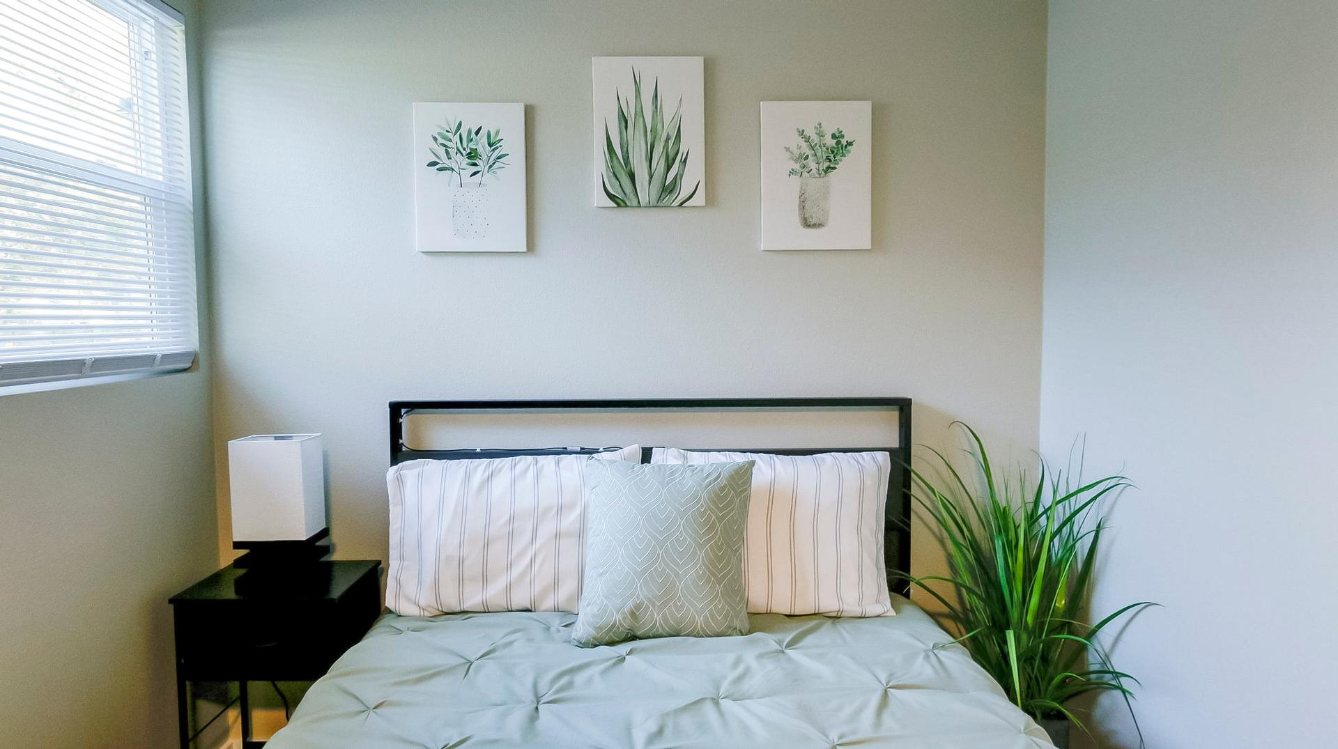 bedroom, detected:window blind, bed
