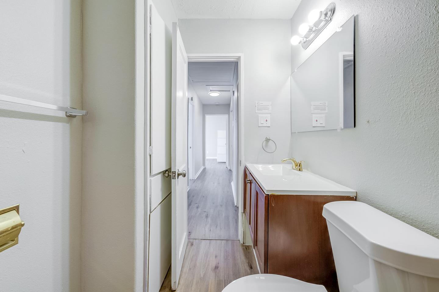 Bathroom(s)