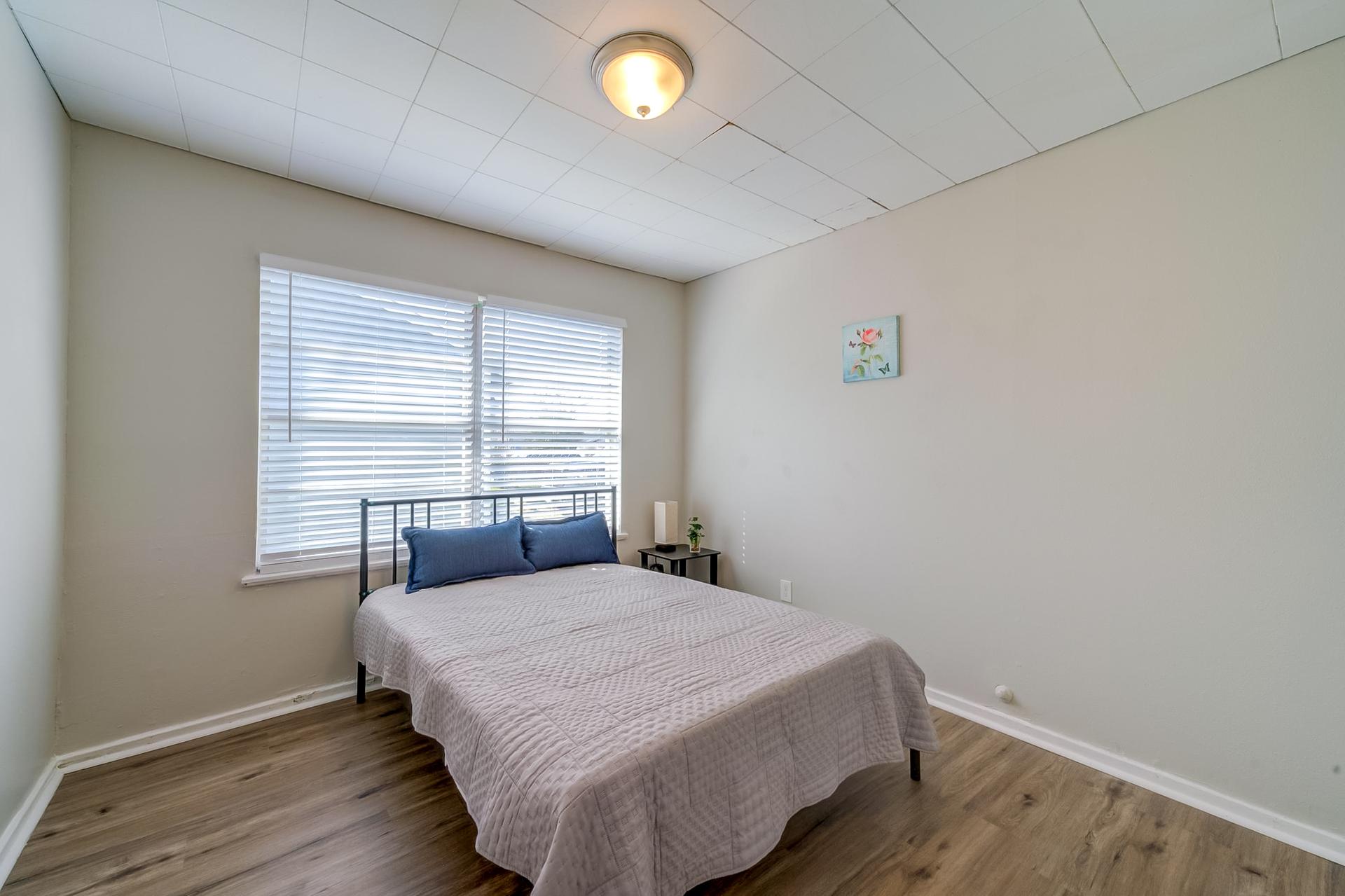 bedroom, detected: hardwood, window blind, bed
