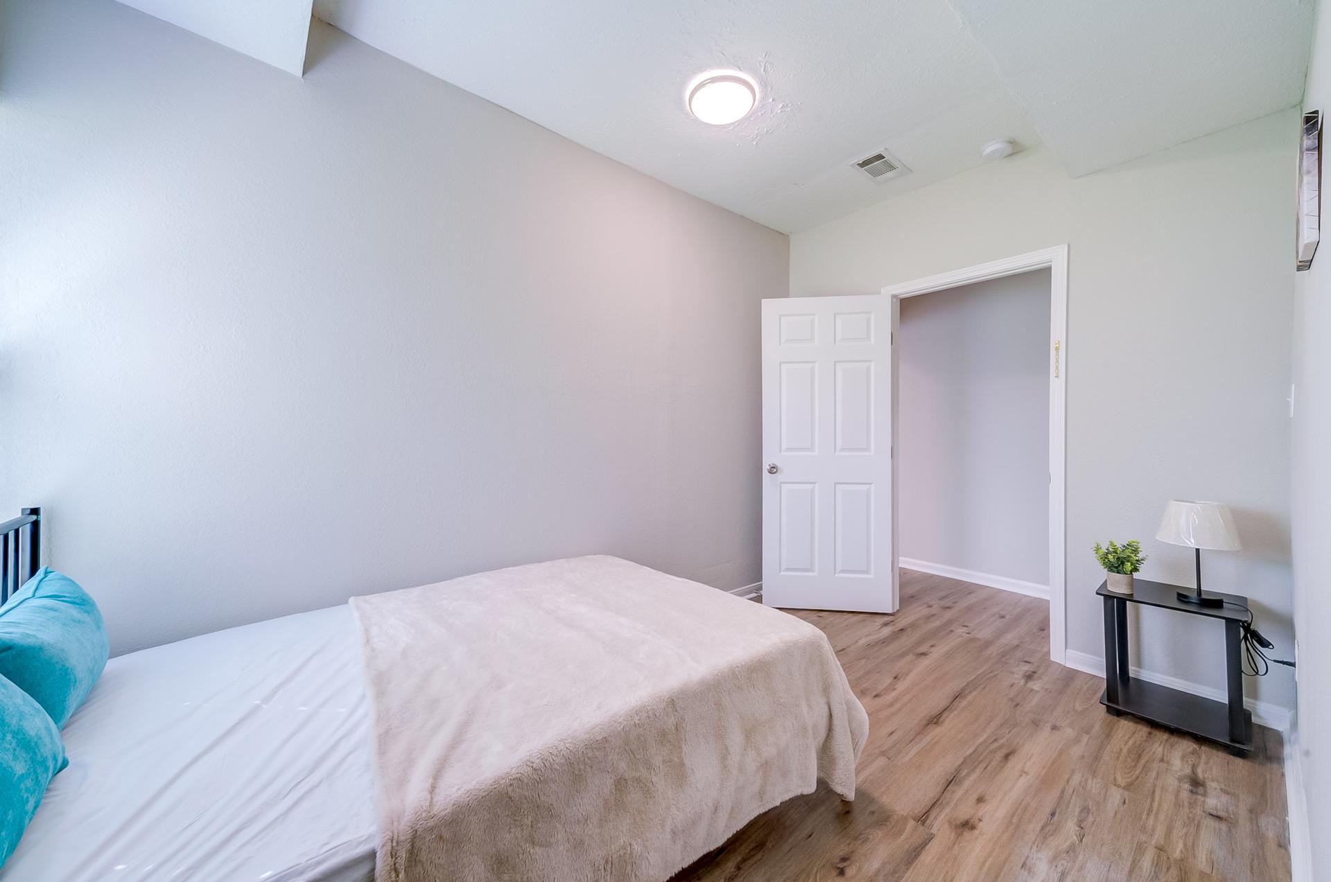 bedroom, detected: hardwood, bed