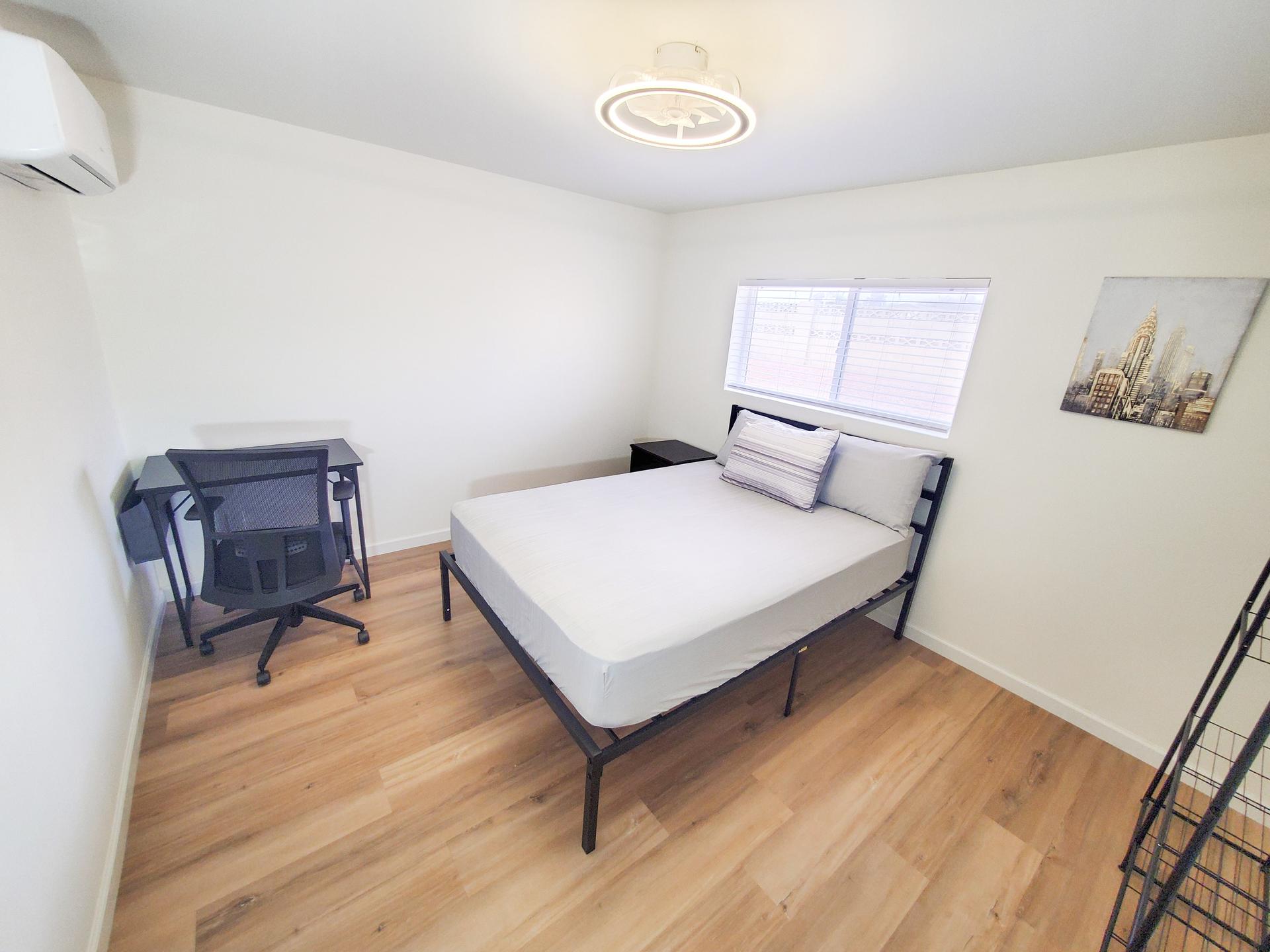 bedroom, detected:window blind, bed