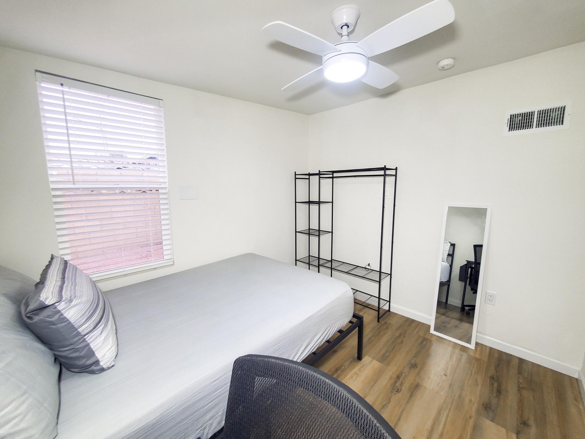 bedroom, detected:window blind, ceiling fan, bed