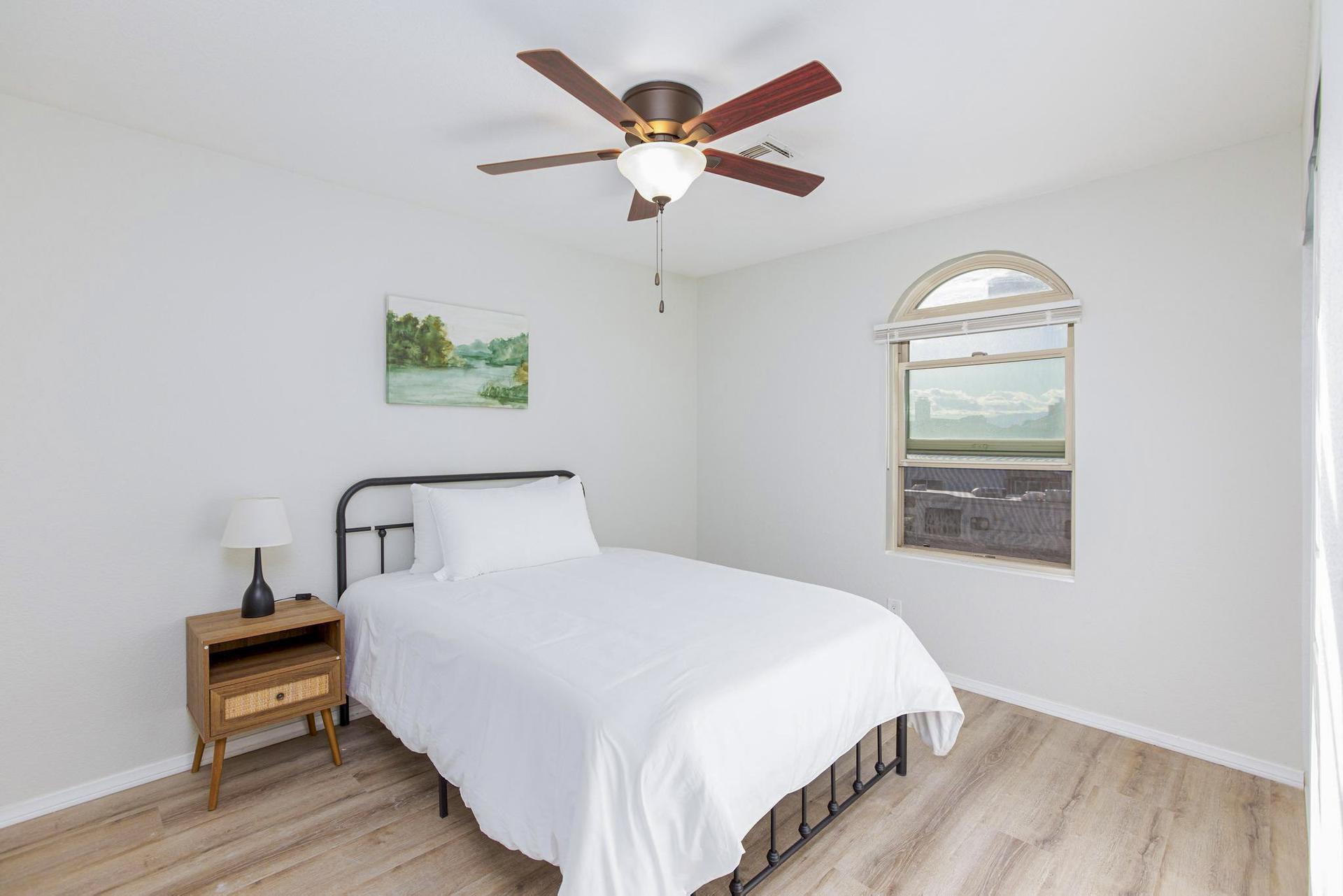 bedroom, detected:window blind, ceiling fan, bed