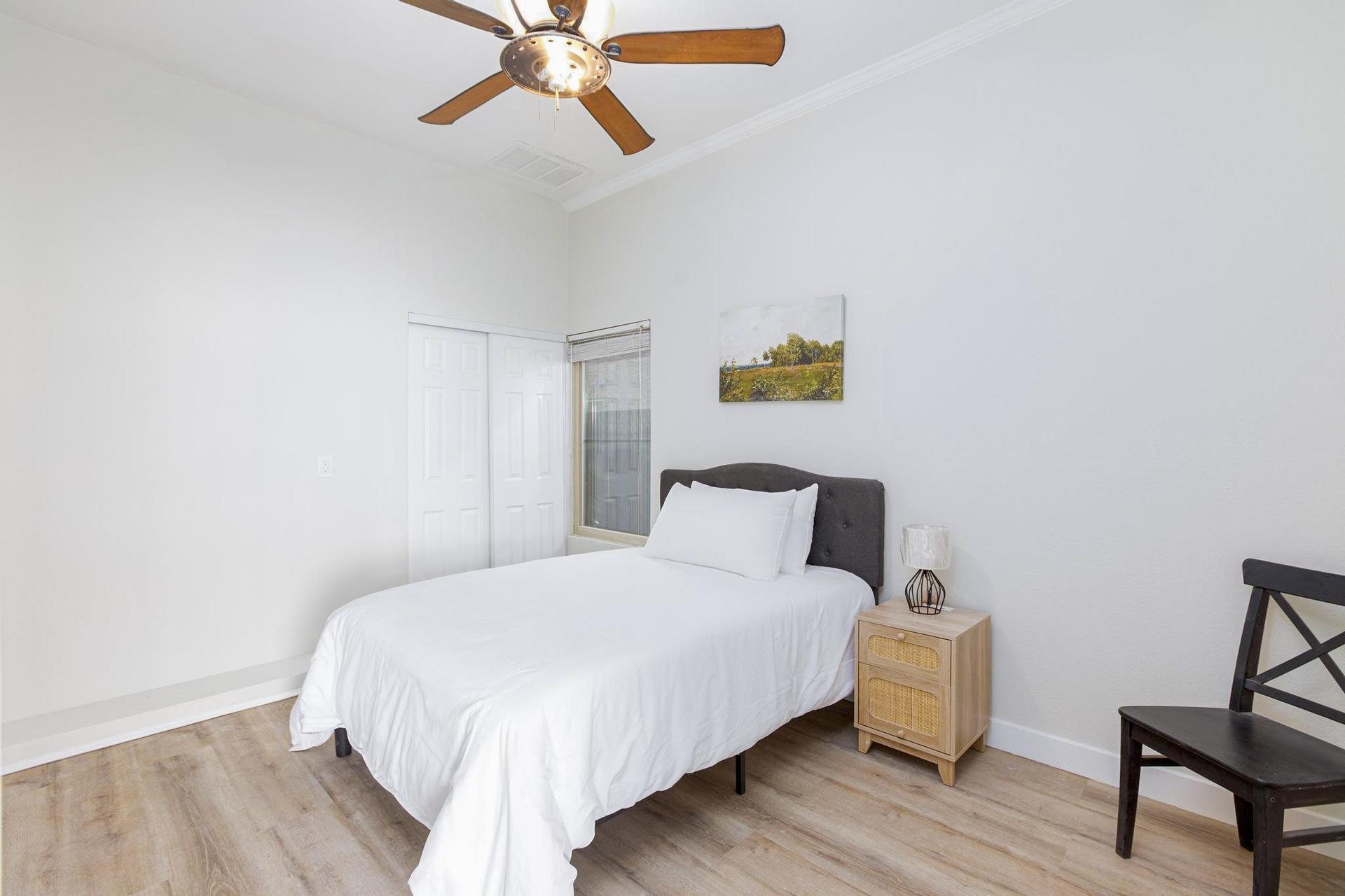 bedroom, detected:ceiling fan, window blind, bed