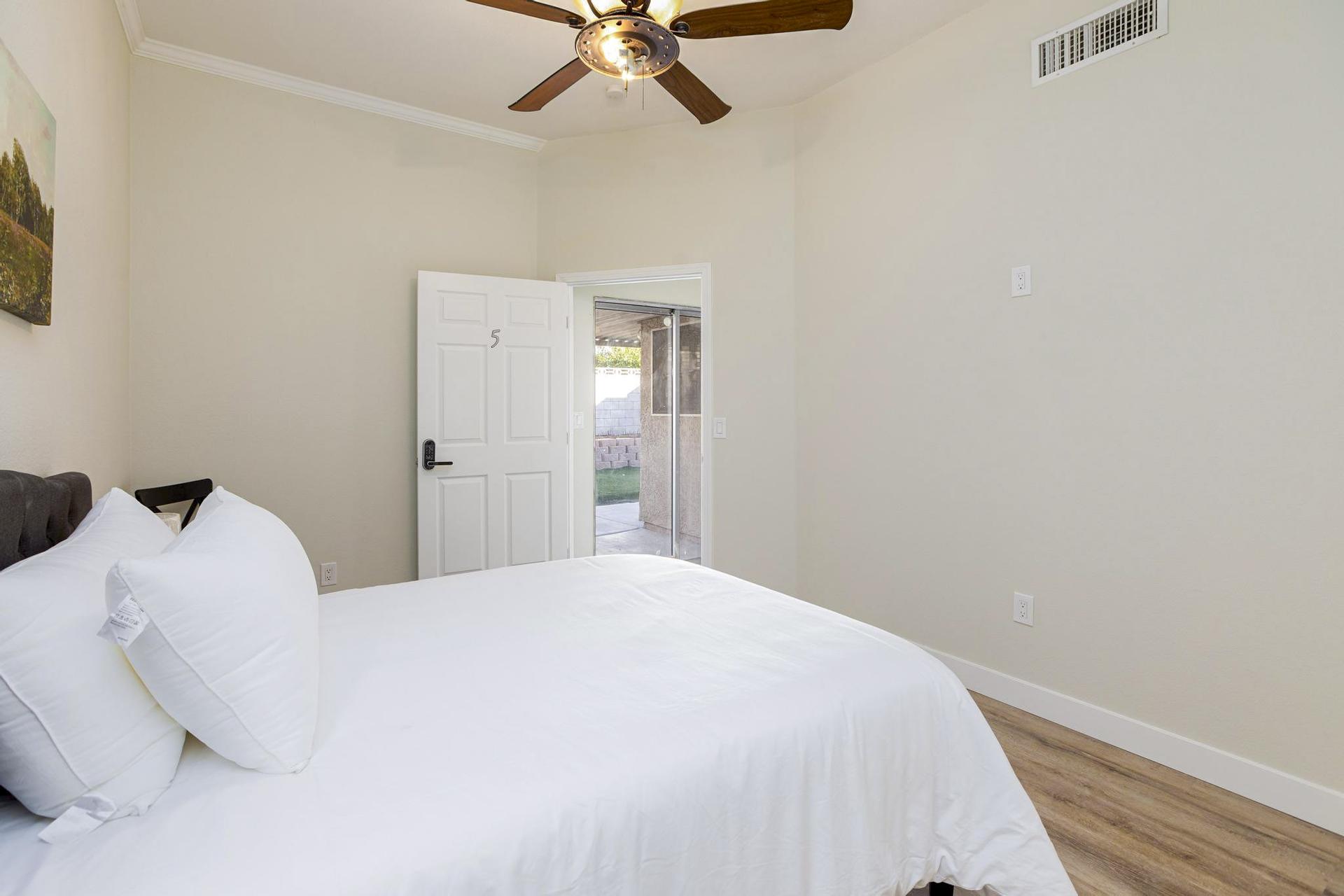 bedroom, detected:ceiling fan, window blind, bed