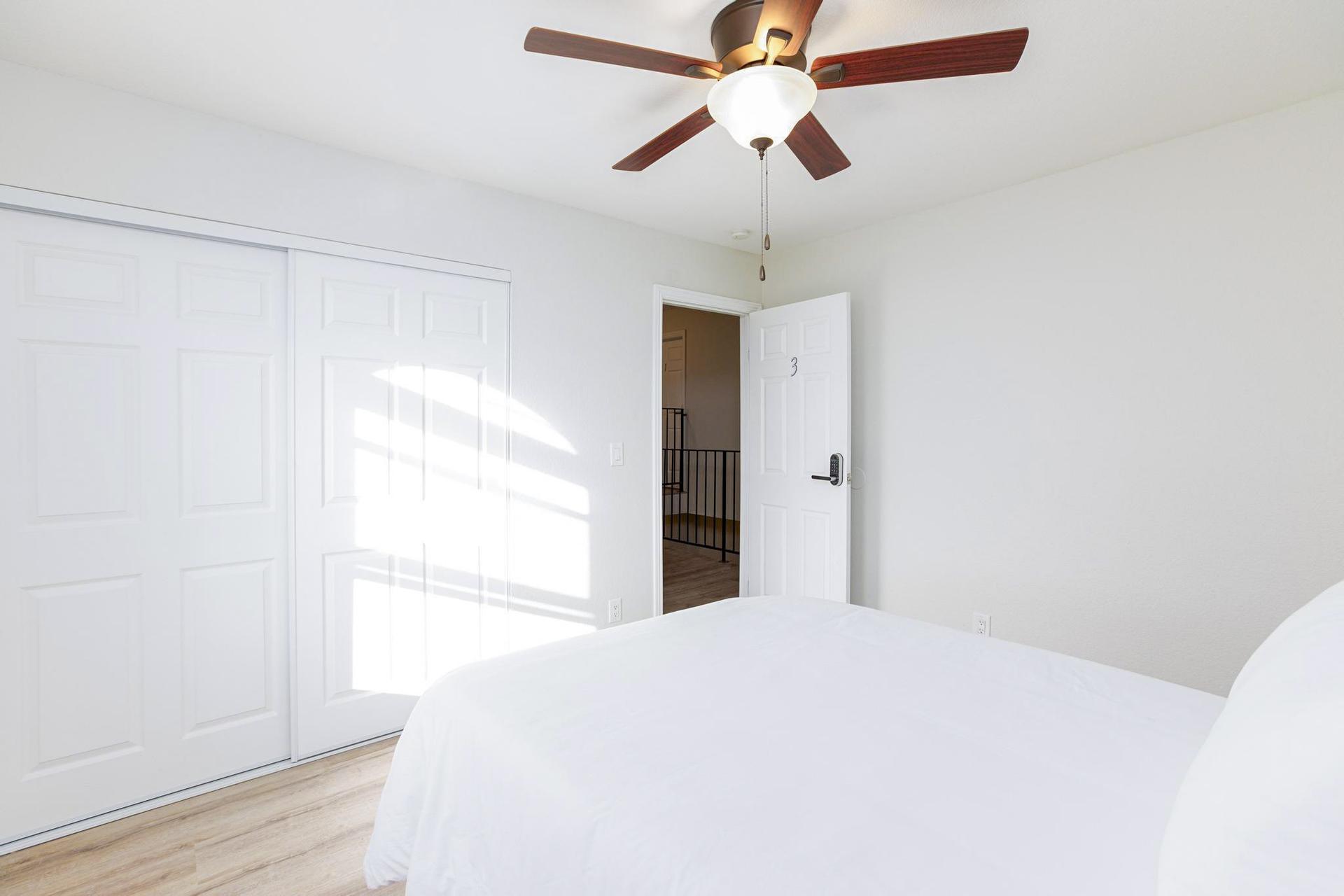 bedroom, detected:ceiling fan, window blind, bed