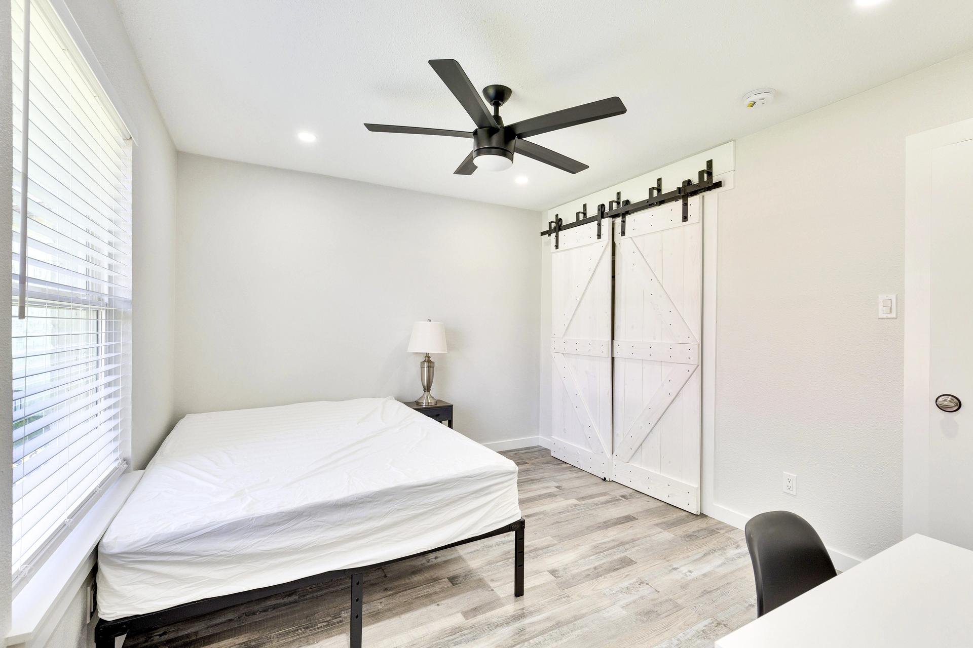 bedroom, detected:ceiling fan, window blind, bed