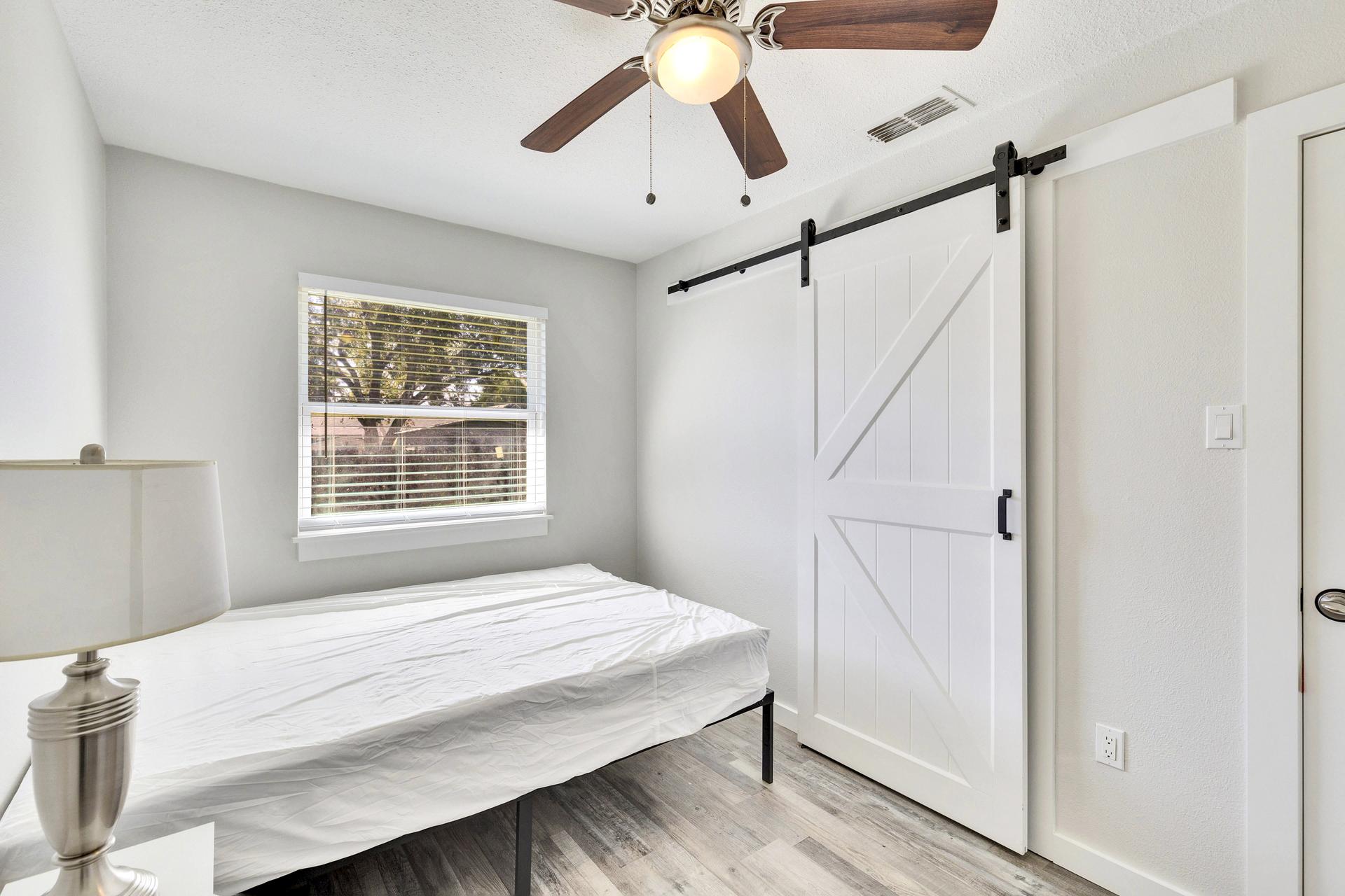 bedroom, detected:ceiling fan, bed, window blind