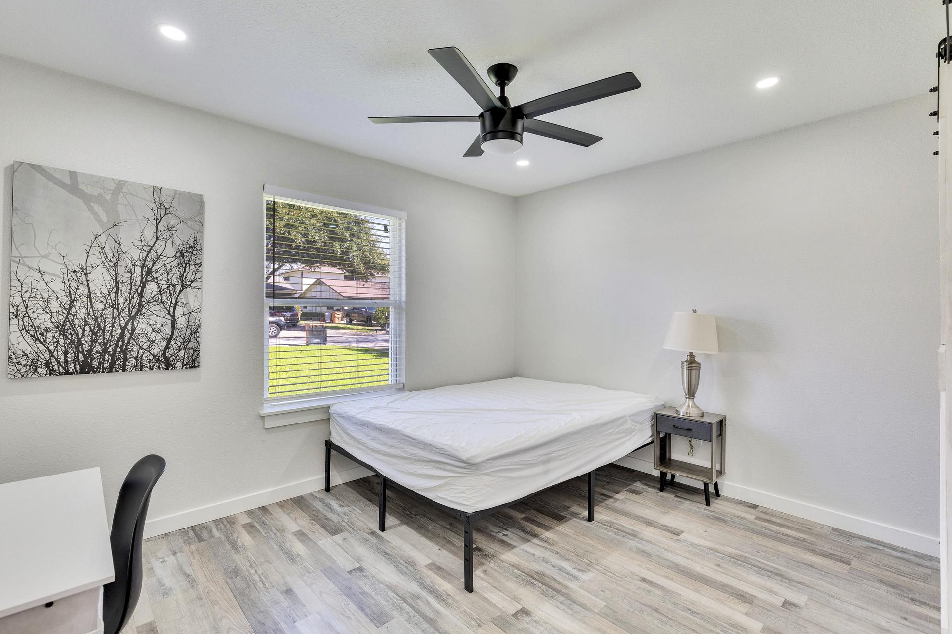 bedroom, detected:ceiling fan, bed