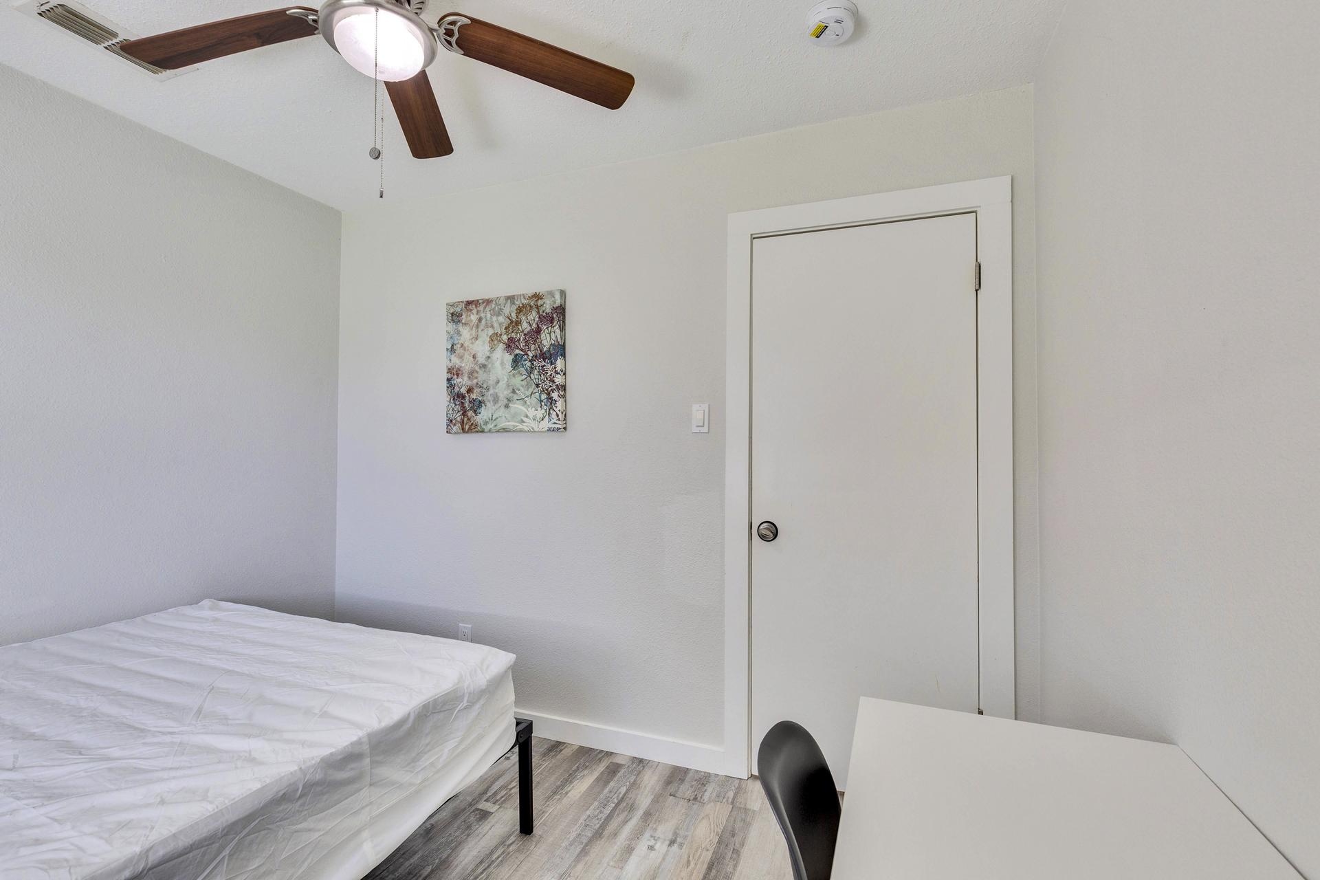 bedroom, detected:ceiling fan, window blind, bed