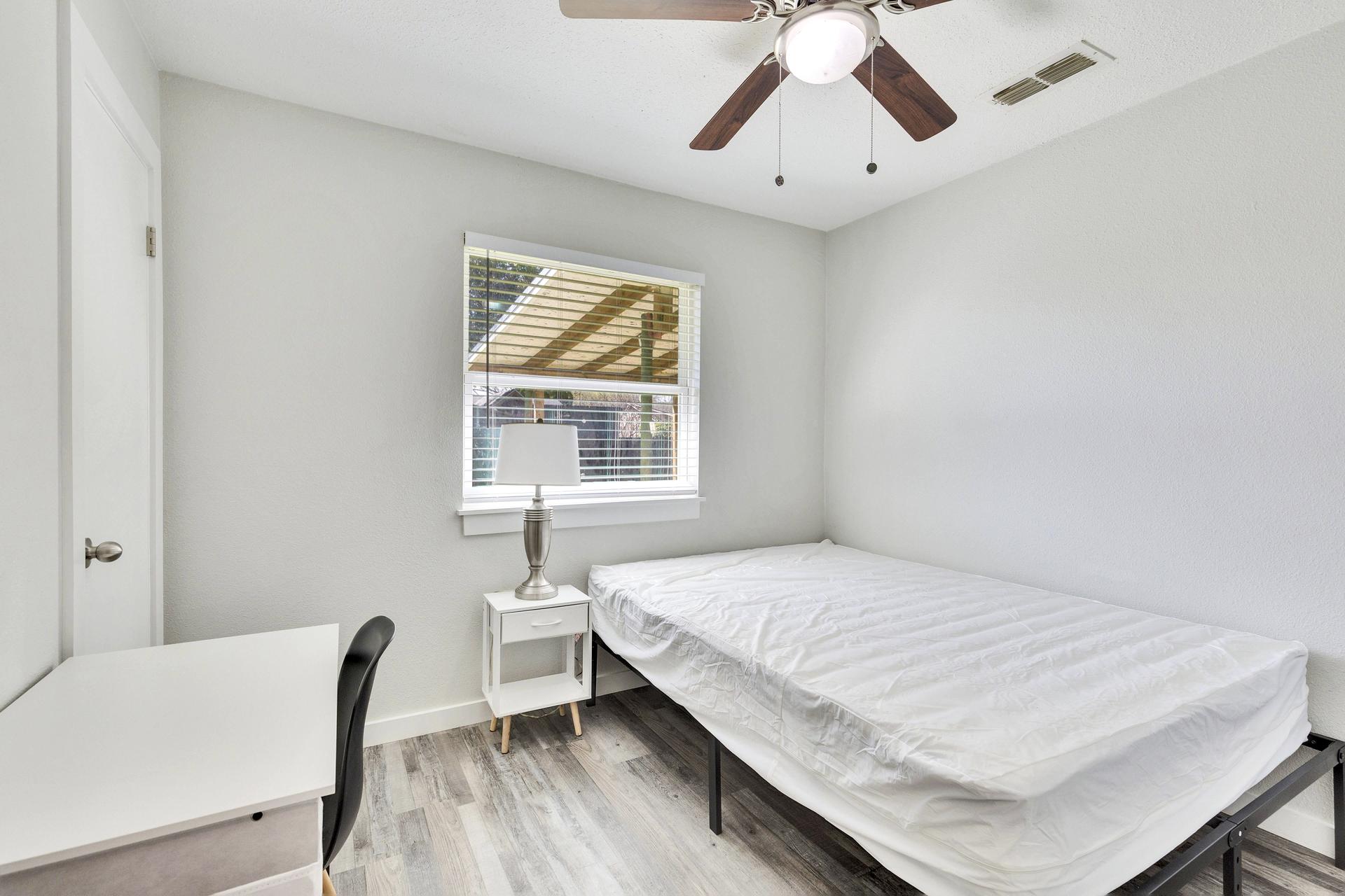 bedroom, detected:ceiling fan, window blind, bed