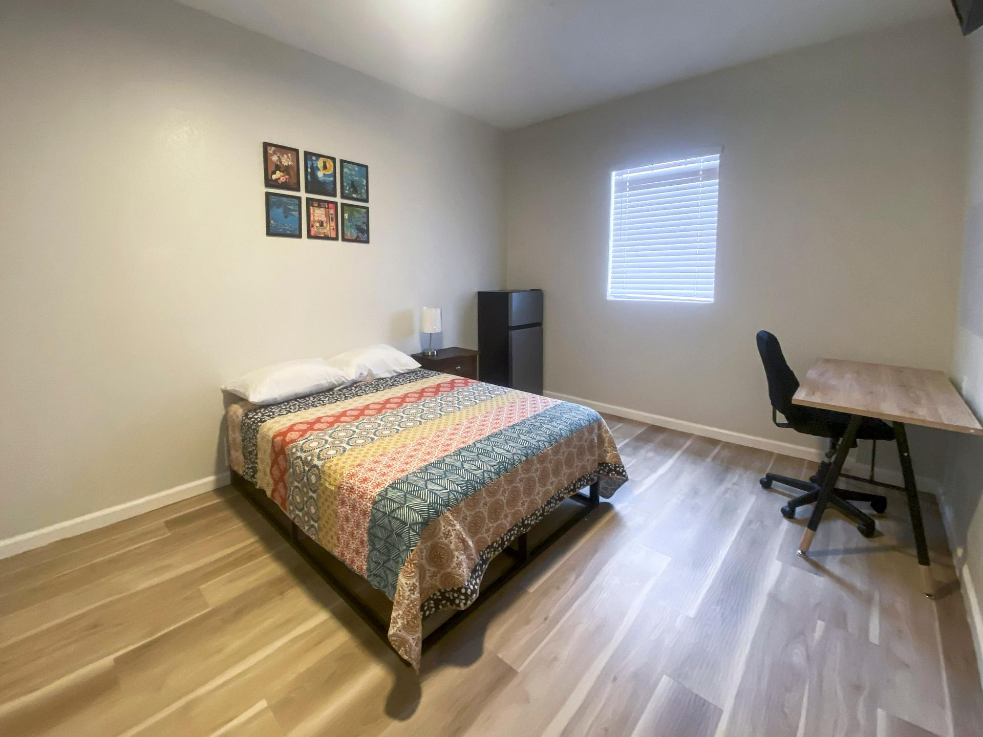 bedroom, detected:window blind, bed