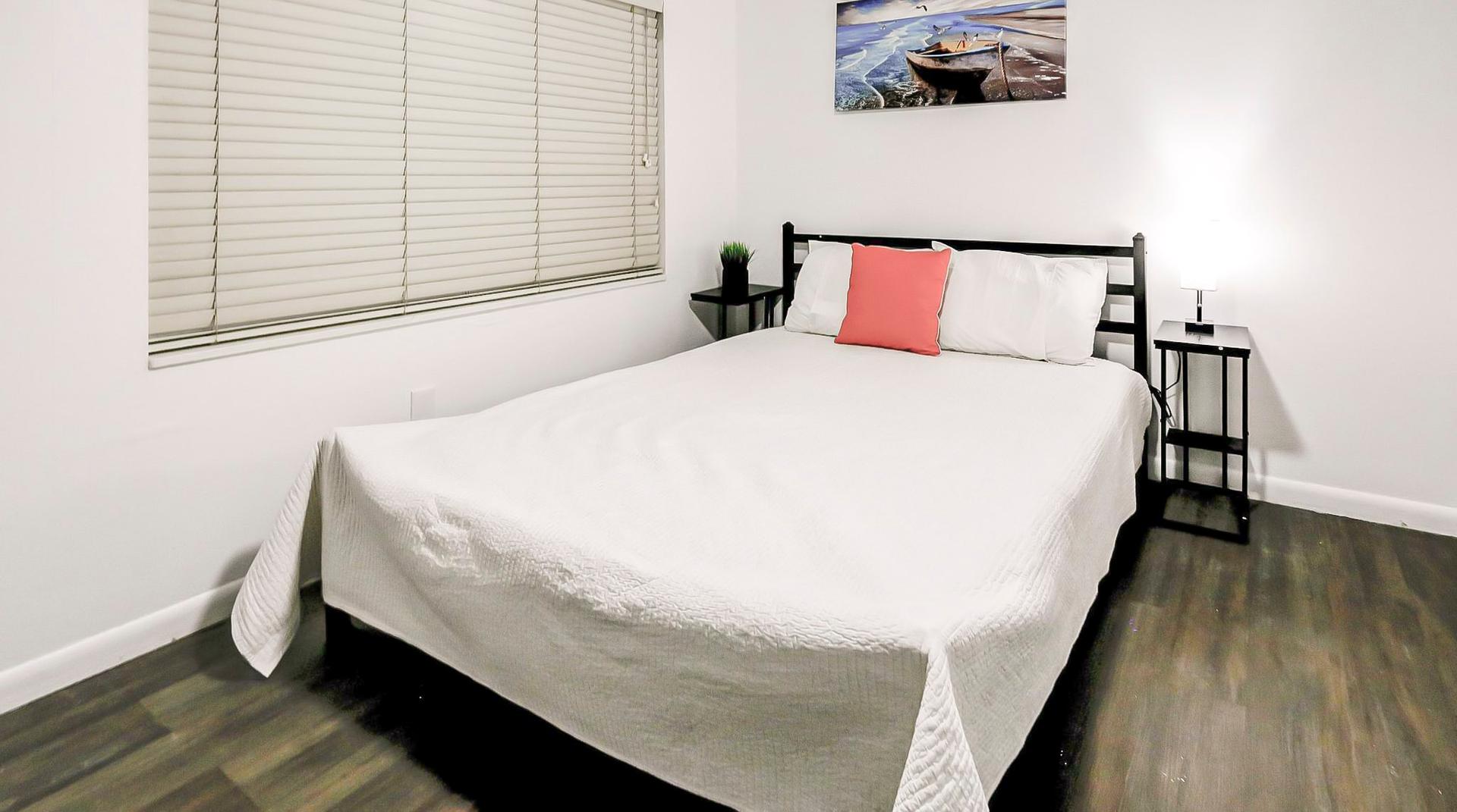 bedroom, detected:window blind, bed