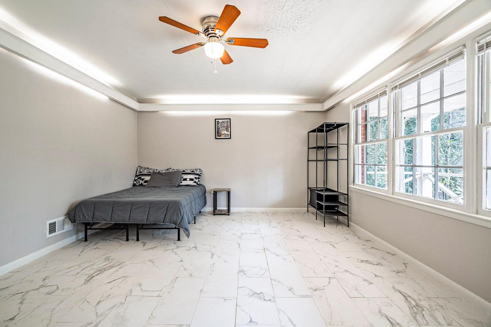 bedroom, detected:ceiling fan, window blind, bed
