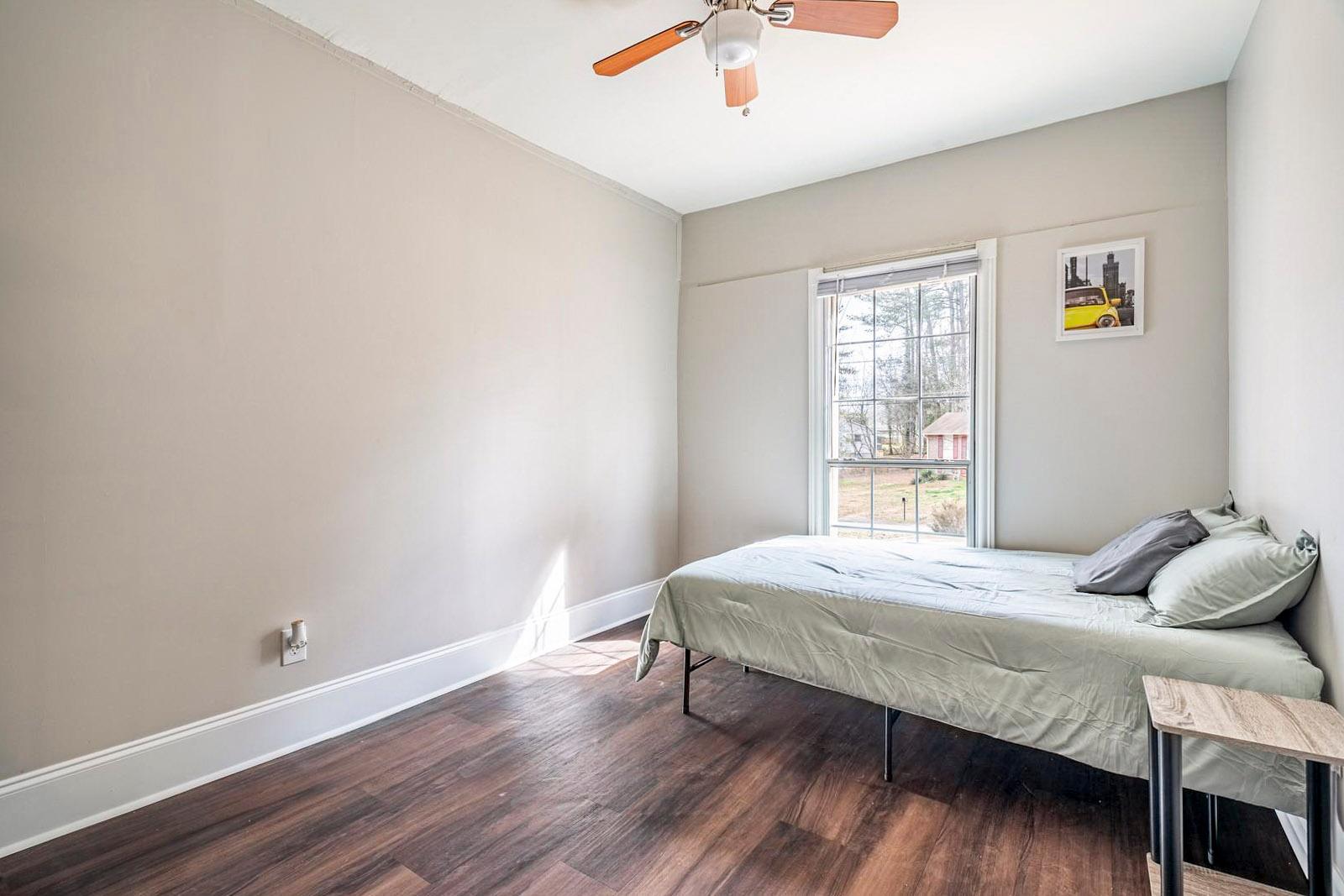 bedroom, detected:ceiling fan, bed, window blind