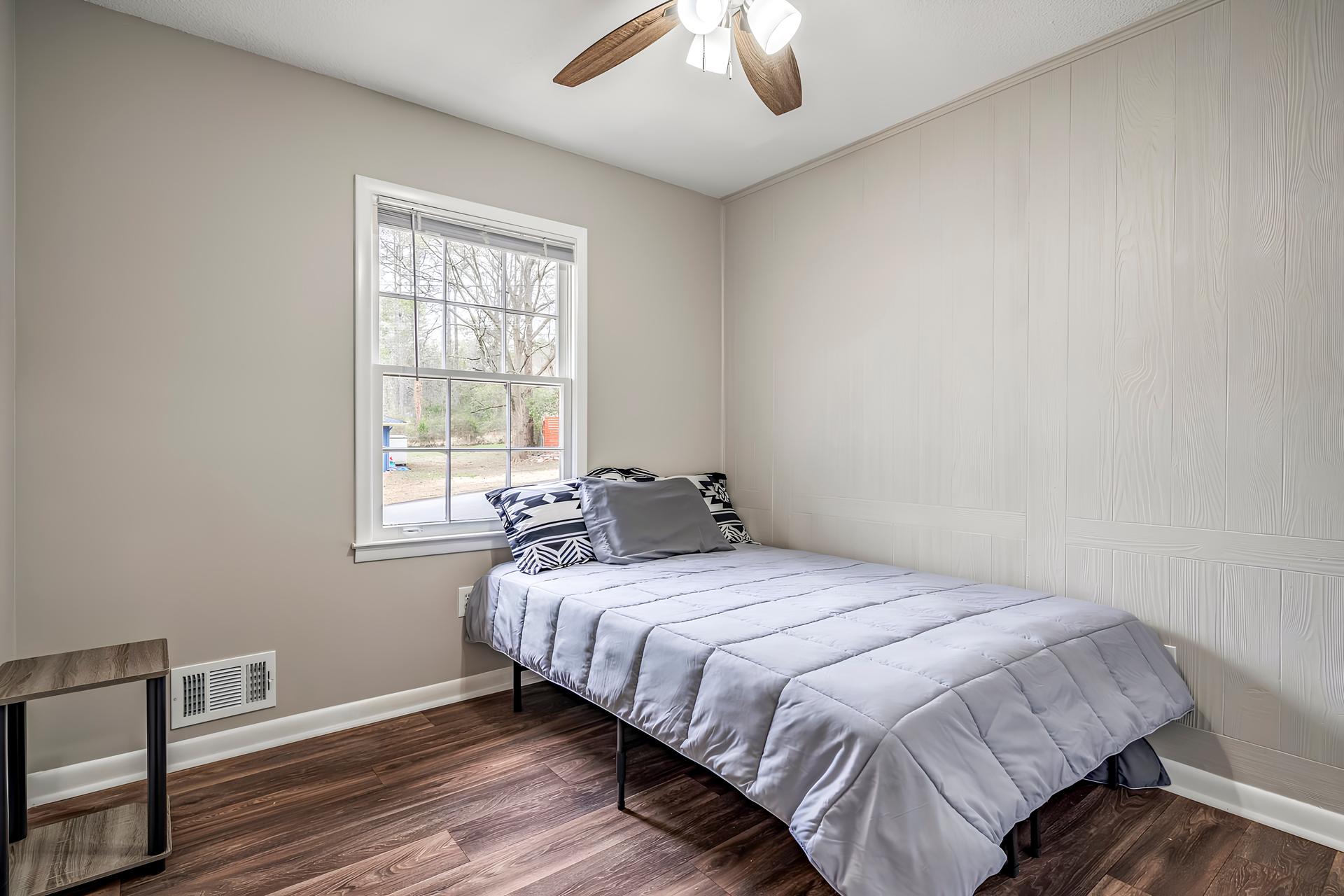 bedroom, detected:ceiling fan, window blind, bed
