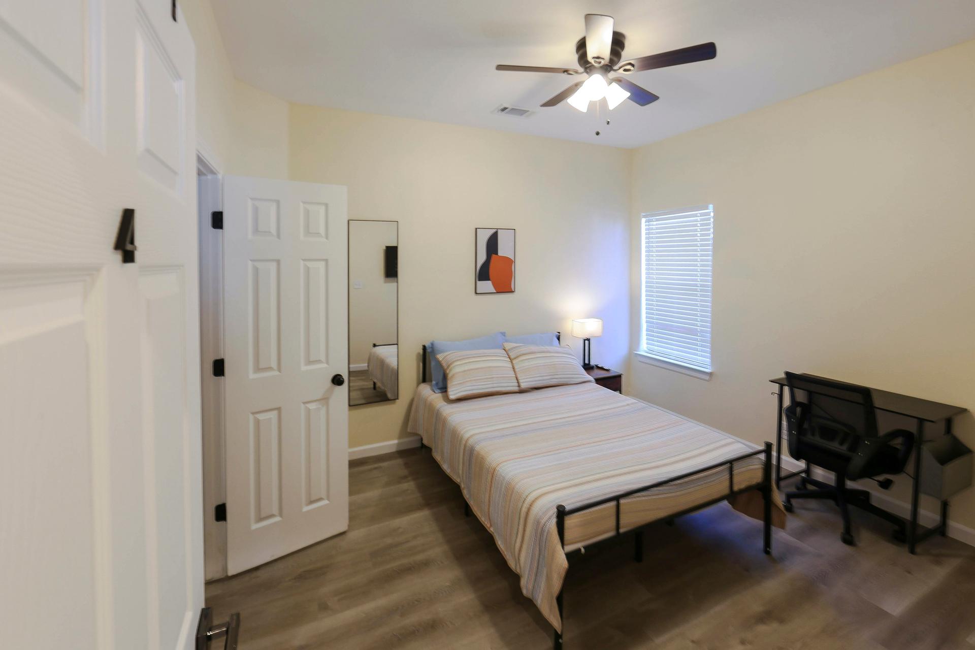 bedroom, detected:ceiling fan, window blind, bed