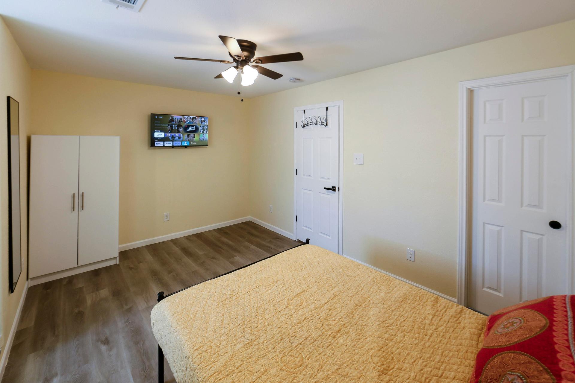 bedroom, detected:ceiling fan, bed
