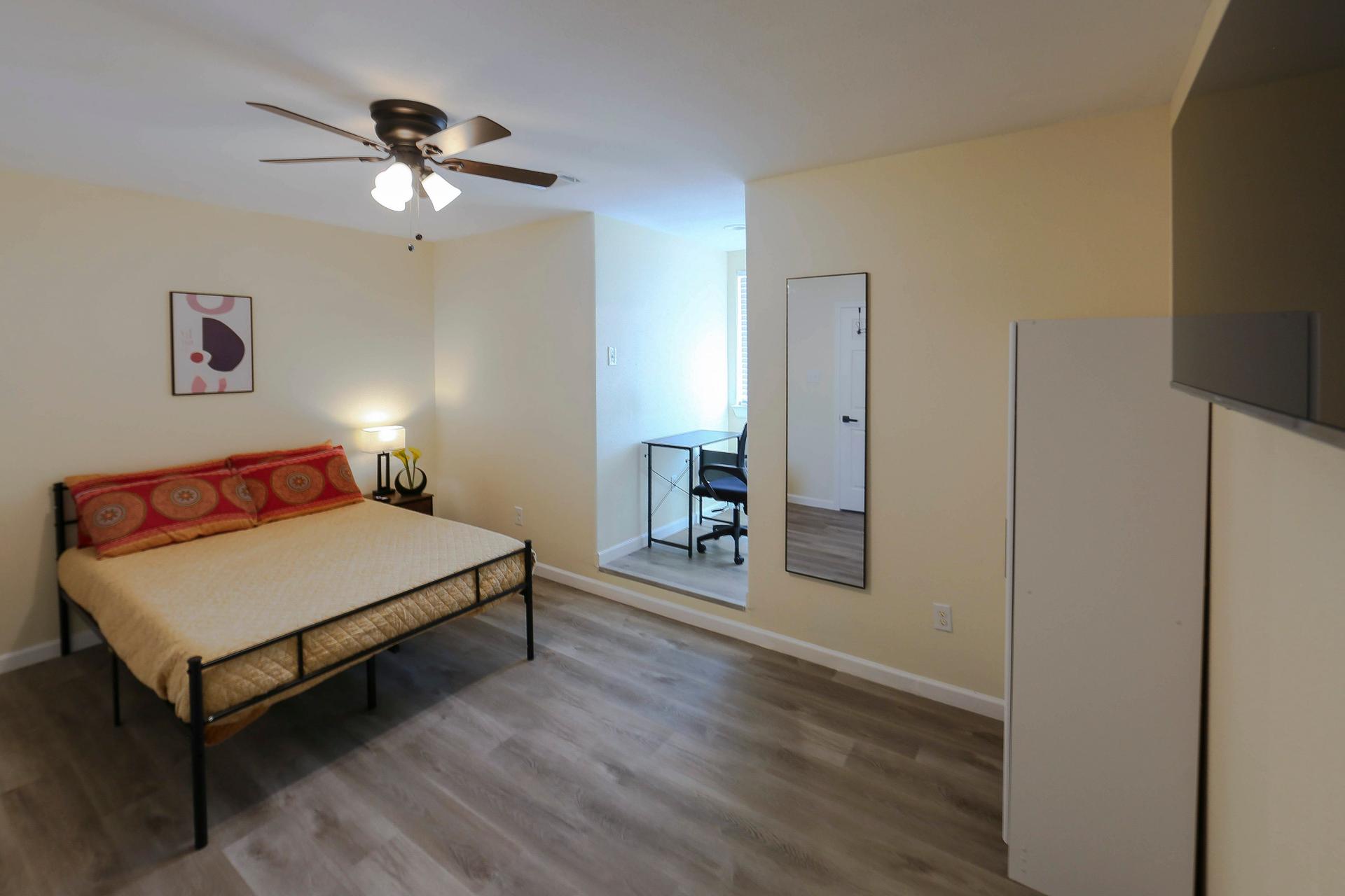 bedroom, detected:ceiling fan, window blind, bed