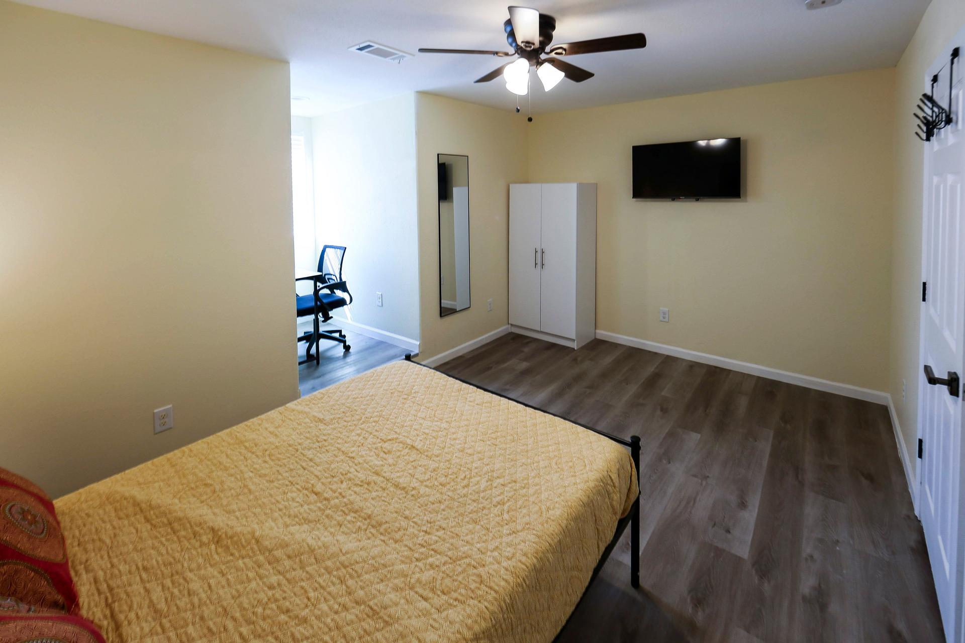 bedroom, detected:ceiling fan, bed, window blind