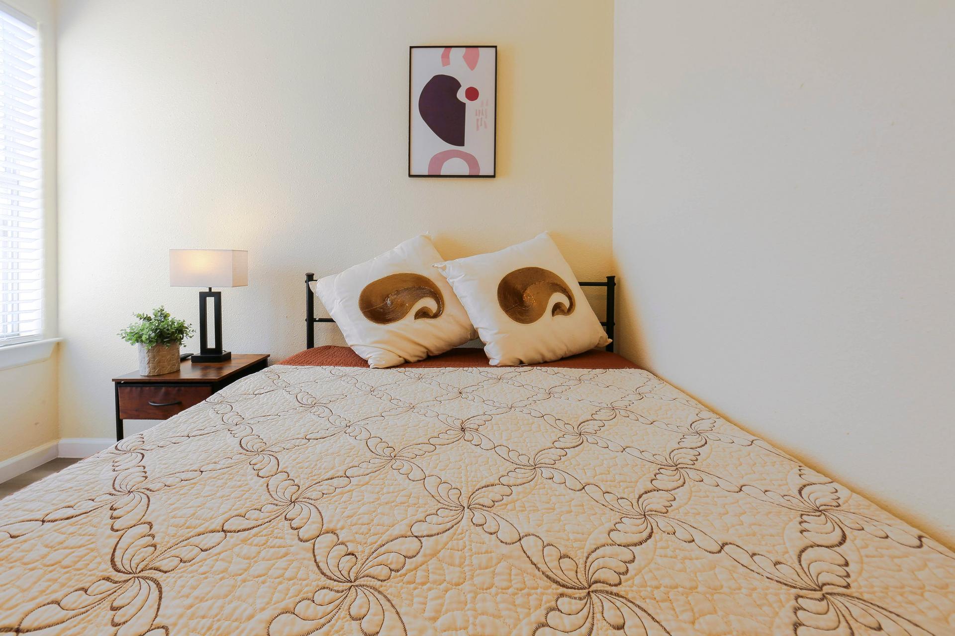bedroom, detected:window blind, bed