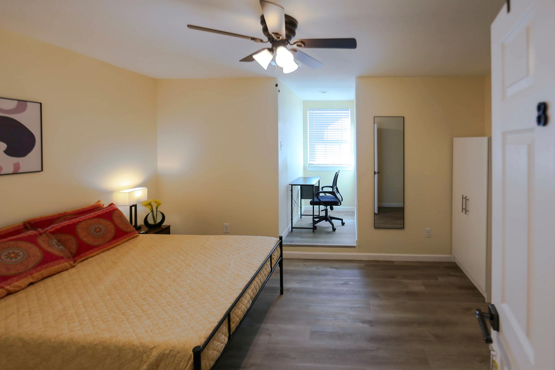 bedroom, detected:ceiling fan, window blind, bed