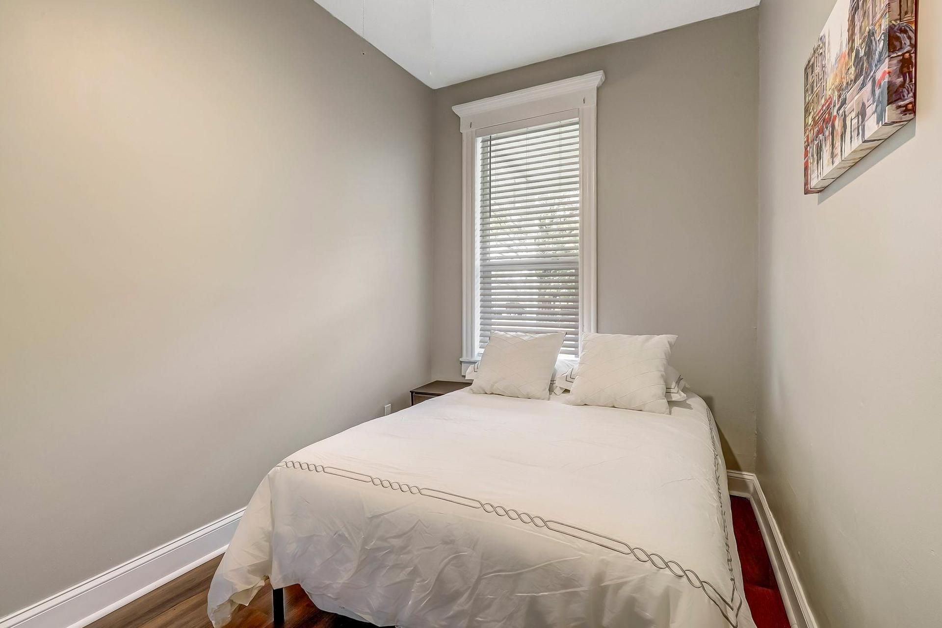 bedroom, detected:window blind, bed