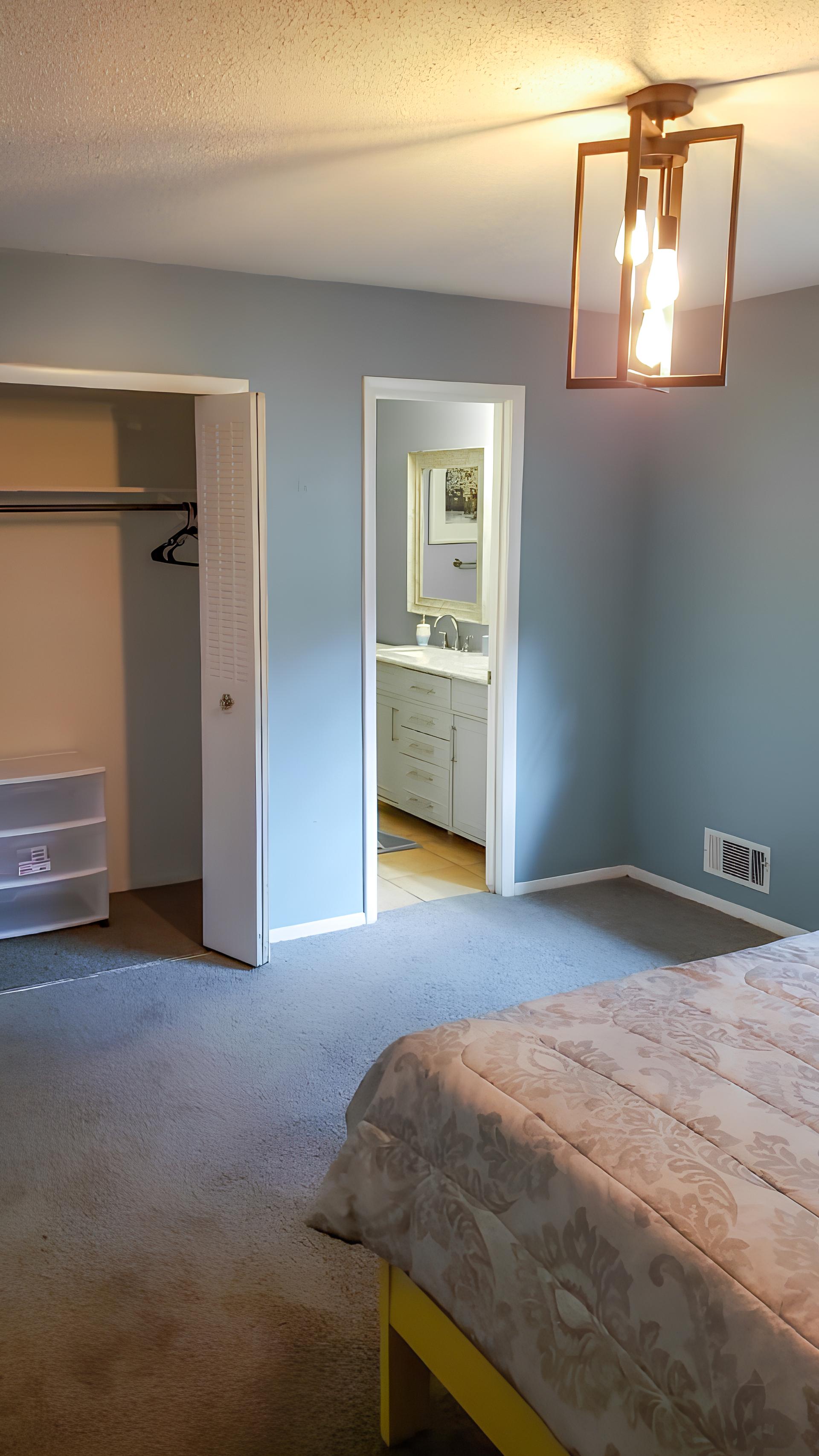 bedroom, detected: carpet, hardwood, bed