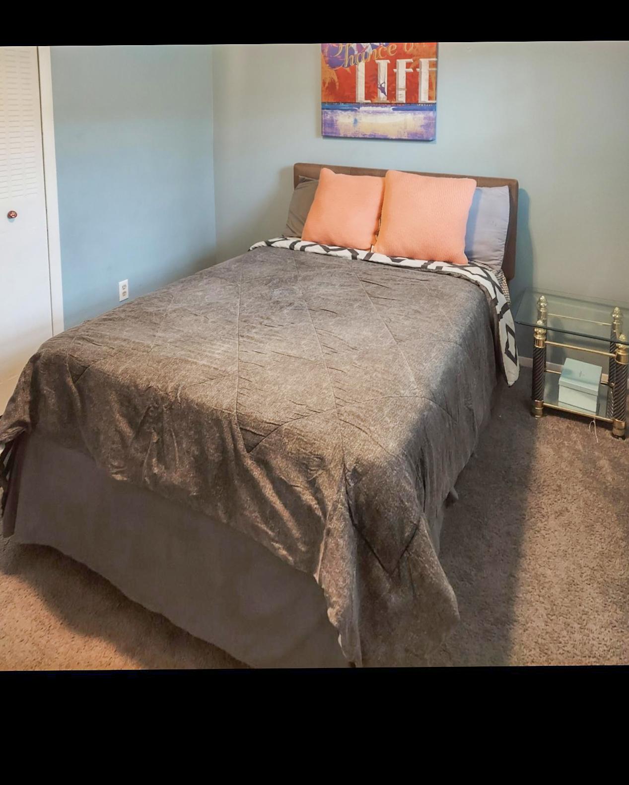 bedroom, detected: hardwood, bed