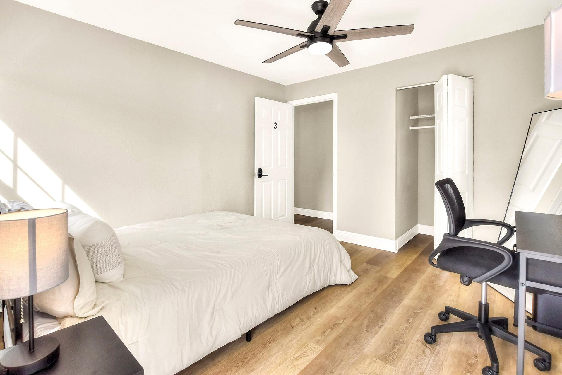 bedroom, detected:ceiling fan, bed, window blind