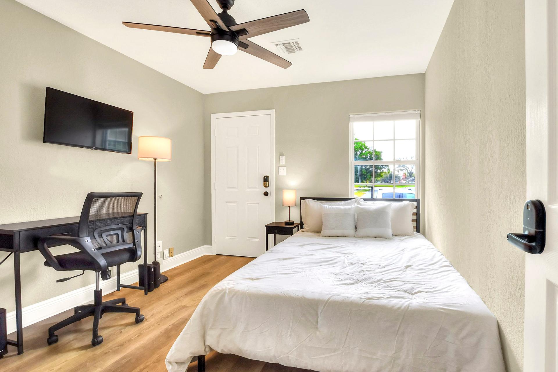 bedroom, detected:ceiling fan, bed, window blind