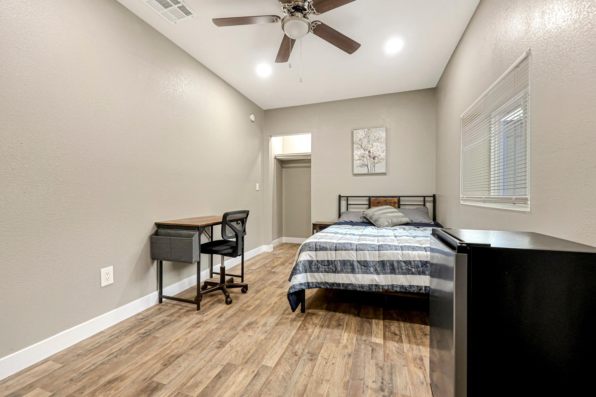 bedroom, detected:ceiling fan, window blind, bed