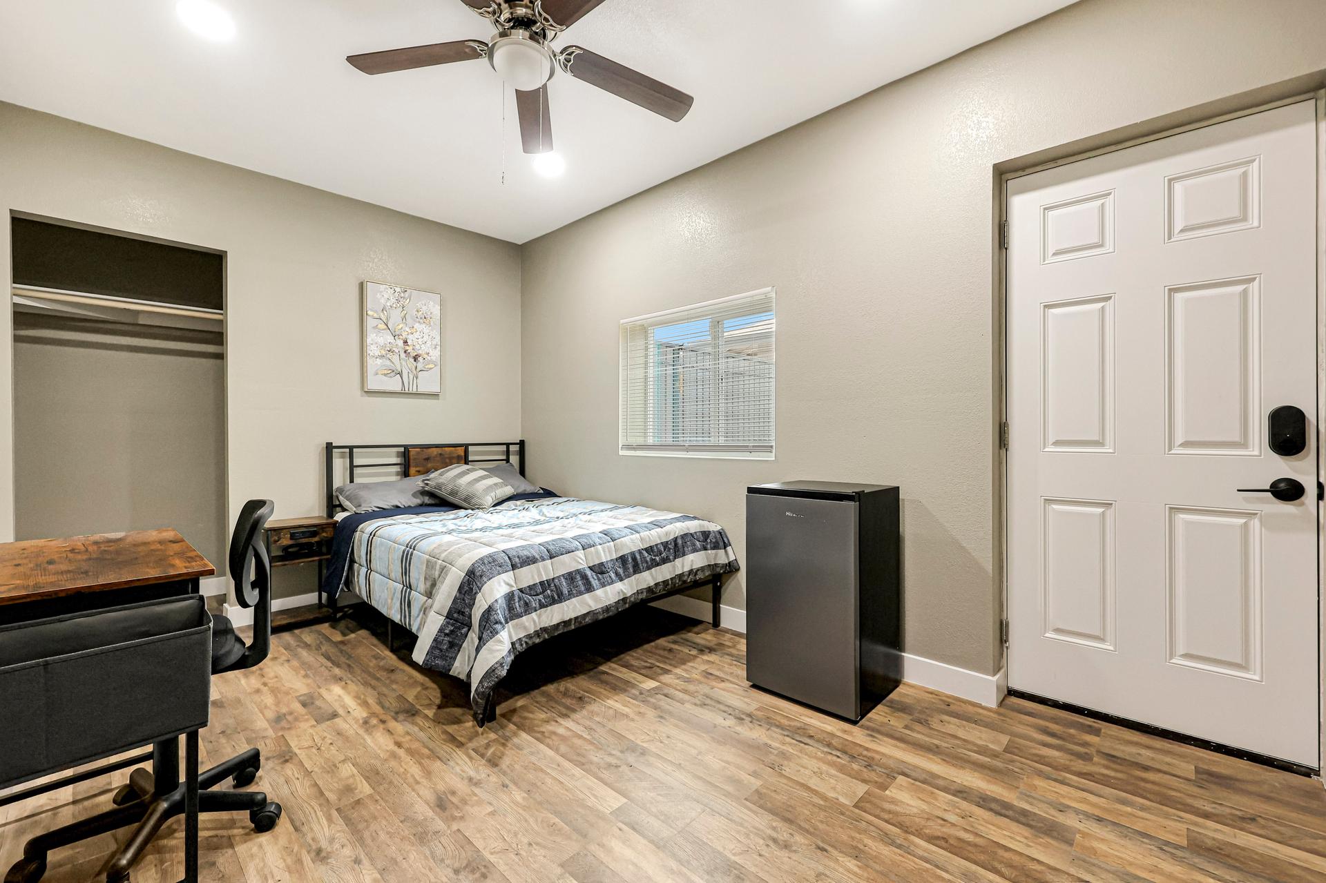 bedroom, detected:ceiling fan, bed, window blind