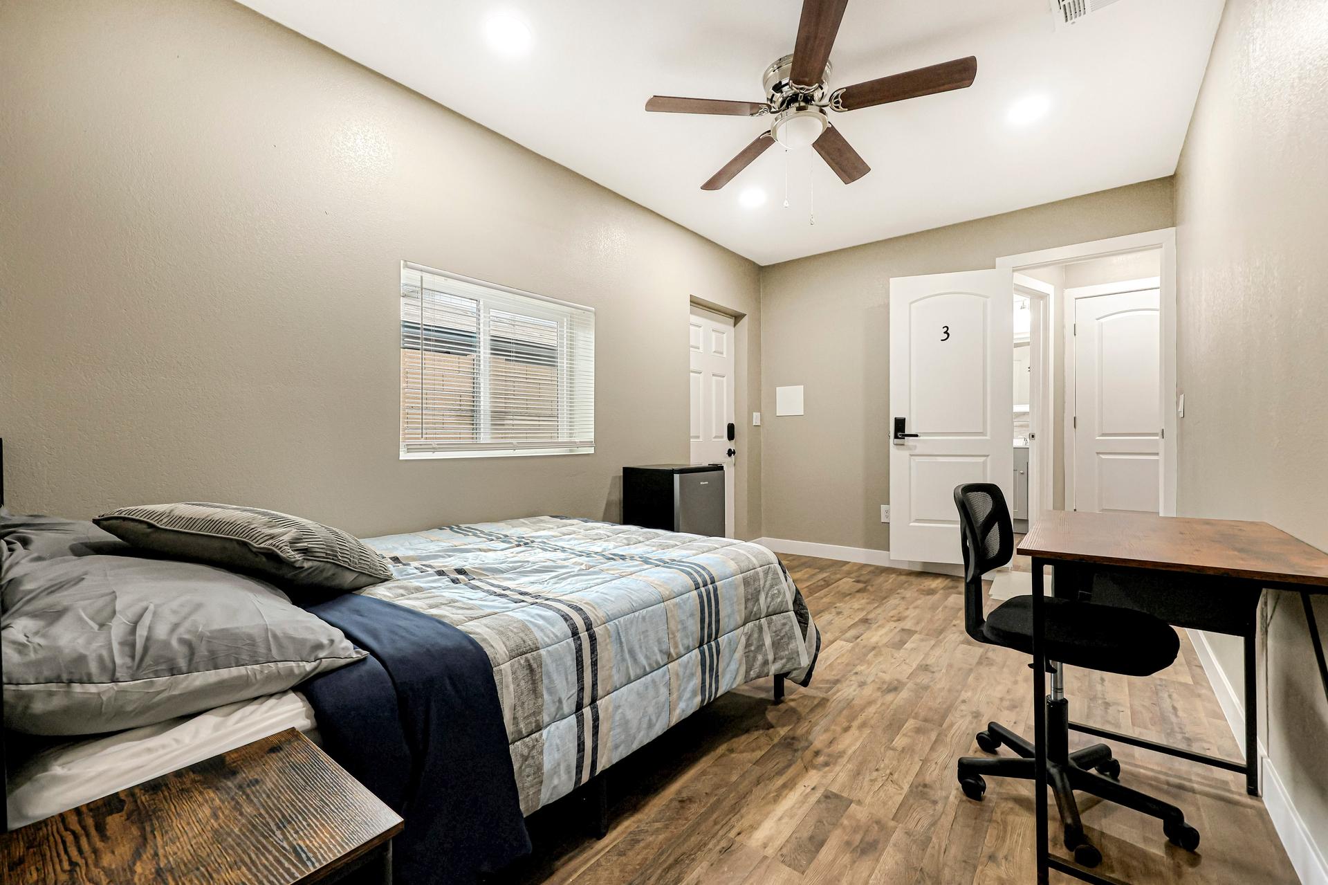 bedroom, detected:ceiling fan, window blind, bed