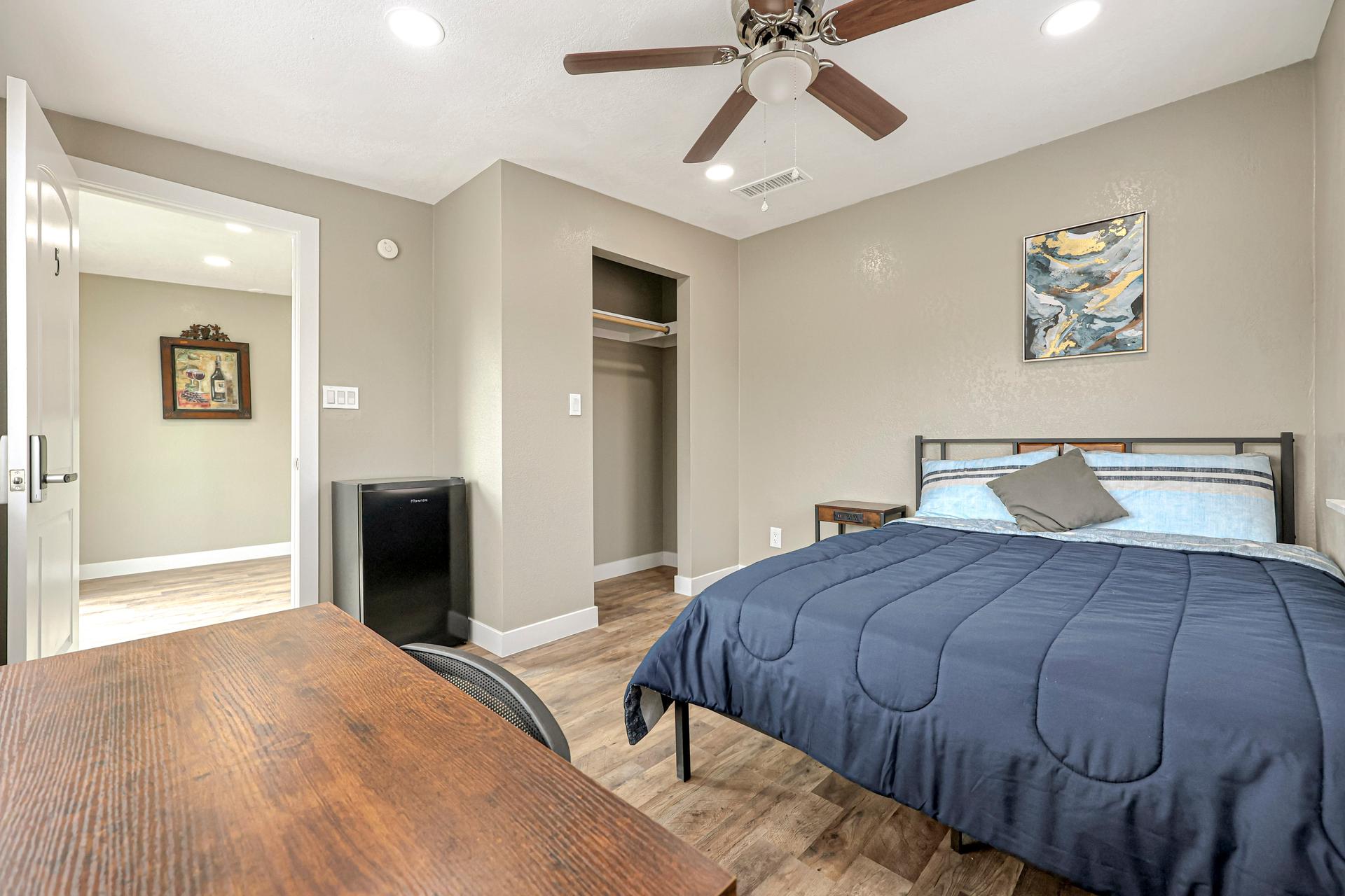 bedroom, detected:ceiling fan, bed