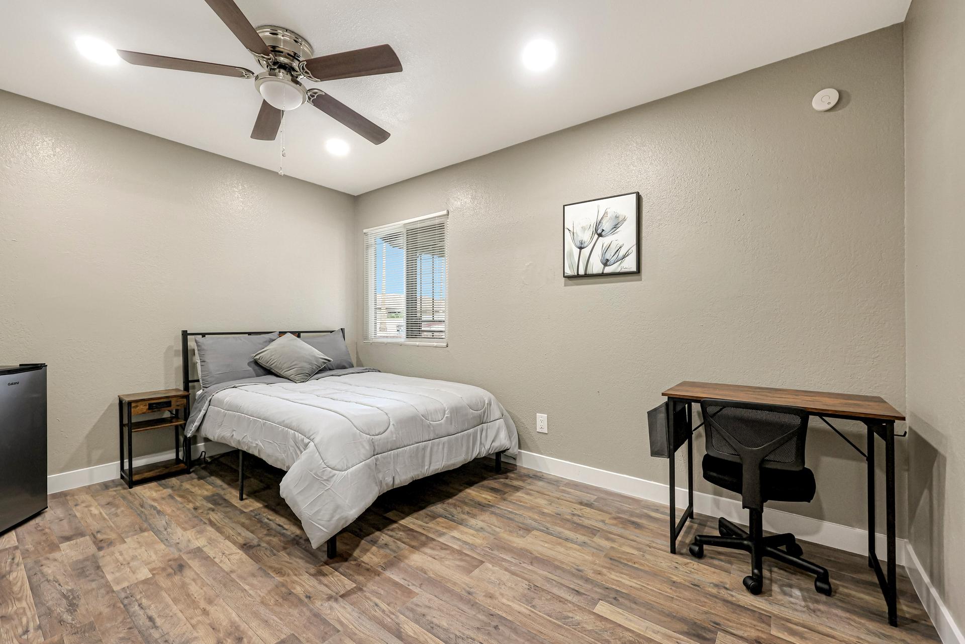 bedroom, detected:ceiling fan, bed, window blind