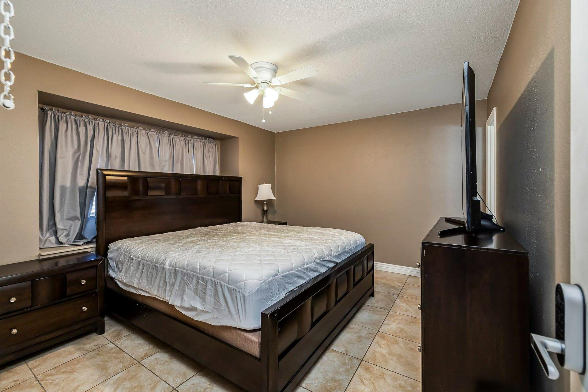 bedroom, detected:ceiling fan, bed, window blind