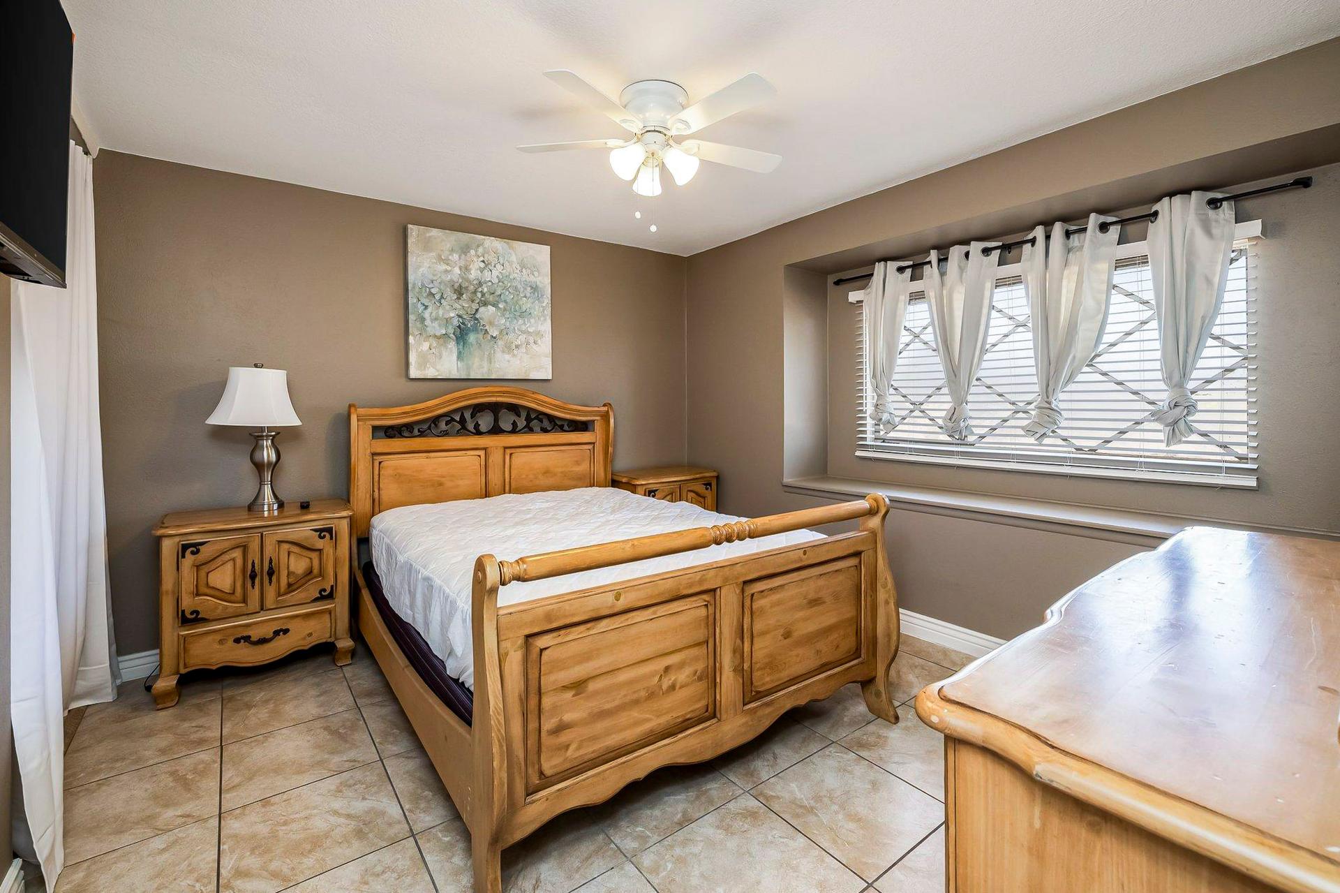bedroom, detected:bed, ceiling fan, window blind