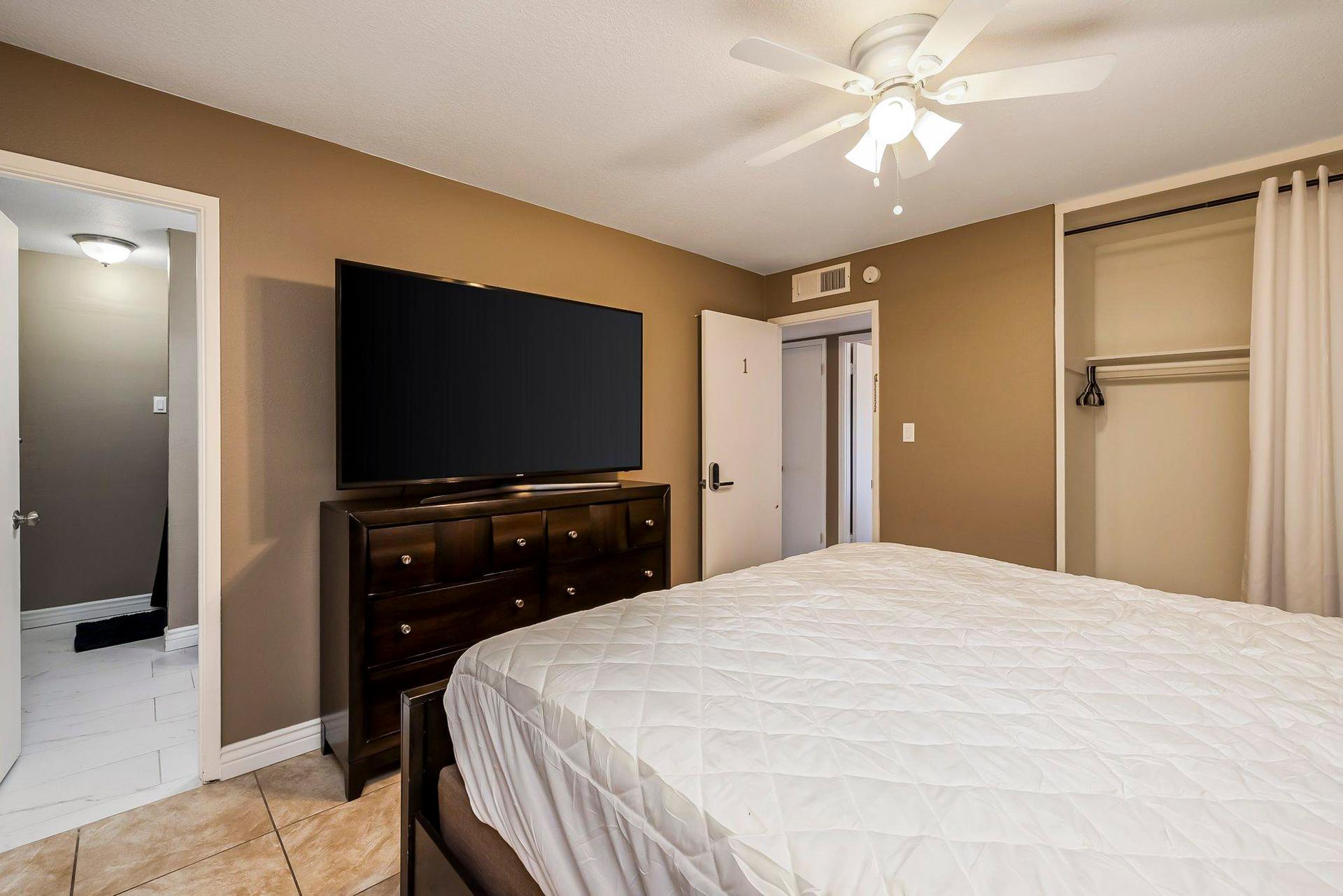 bedroom, detected:ceiling fan, bed