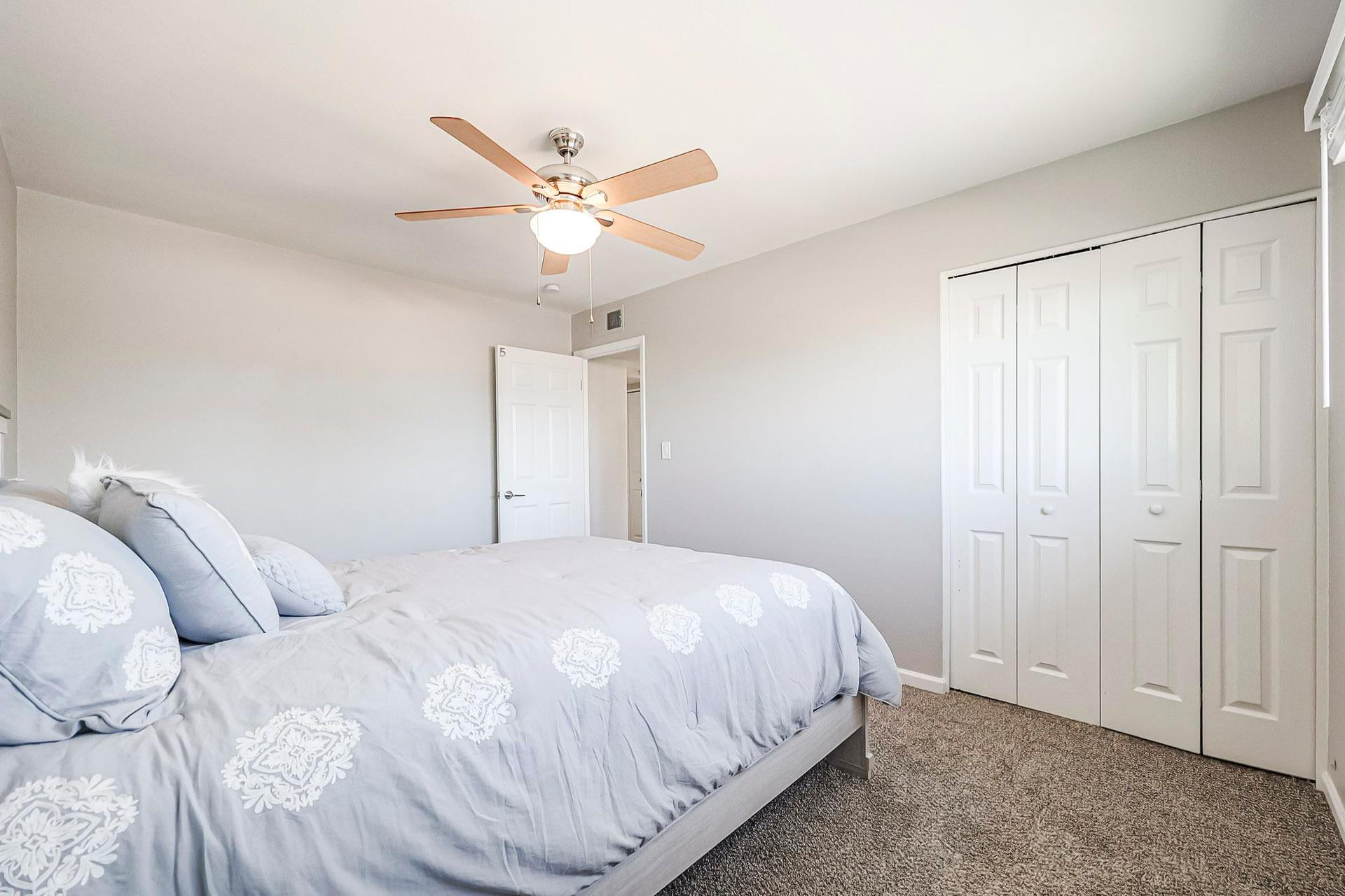 bedroom, detected:ceiling fan, bed, window blind